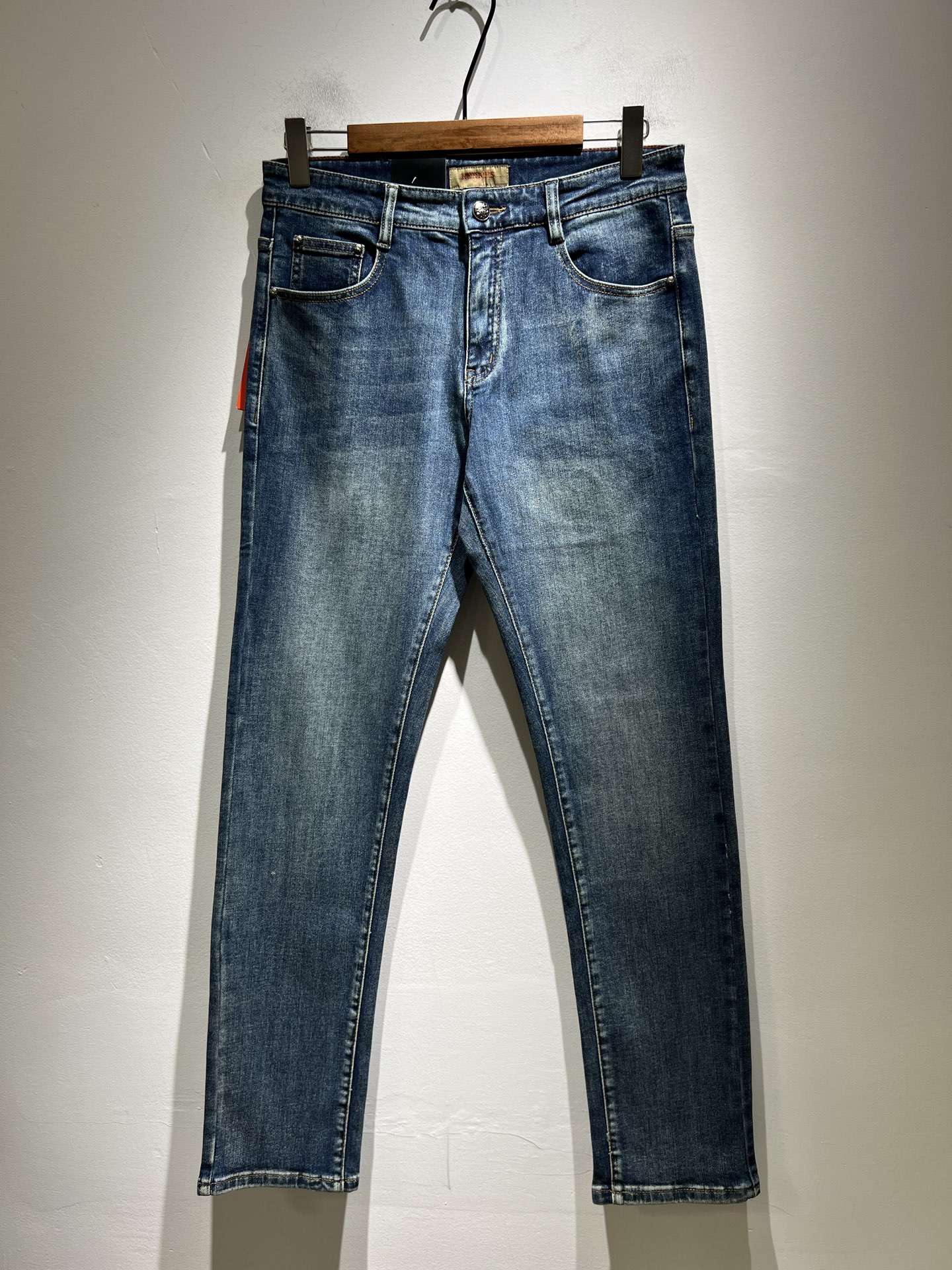 NO:513331,HERM*S AES 2025 Spring and Summer Men's High-end Tanning Washed Small Straight Jeans Overseas Trading Company Channel Order!  Men's slim straight jeans!  Shanghai Henglong store is on sale!  It is high-end, simple, and has exquisite craftsmanship and materials. It is very rigorous and demanding in pursuit of quality. It uses every detail to prove its brand image!  The typical essence of H's home, with a very representative logo design!  The brand image of H's home is perfectly explained, and the signature leather brand is also quite amazing. It has built a brand LOGO, and the fabric has been perfectly transformed and sublimated. It has a heavy environmentally friendly plant enzyme washing process. The texture has a unique retro style and is quite outstanding. It is recognized as a universal and versatile color number and can withstand the test of any season.  Well-tailed, clean, refreshing and neat!  Size 29-40, hermes, jeans, alexander wang19860909HERM*S爱*仕 2025春夏男士高端丹宁水洗小直筒牛仔裤 海外贸易公司渠道订单 ！男士修身直筒牛仔裤！上海恒隆店在售！高级、简约,工艺和用料方面都颇为考究,对于品质的追求非常严谨和苛刻,用每一个细节来力证自身品牌形象！H家的典型精髓,极具代表性标志logo腰牌设计！将H家的品牌形象完美阐释出来,招牌式的皮牌亦颇为惊艳,构建出品牌LOGO,面料得到完美蜕变和升华,重磅环保植物酵素水洗工艺,肌理有着独特的复古风格,相当出彩,公认的万能百搭色号,经得住任何季节的考验配色！剪裁精良,干净清爽且利落！尺码29-40,,hermes,jeans,alexander wang,Men's clothing