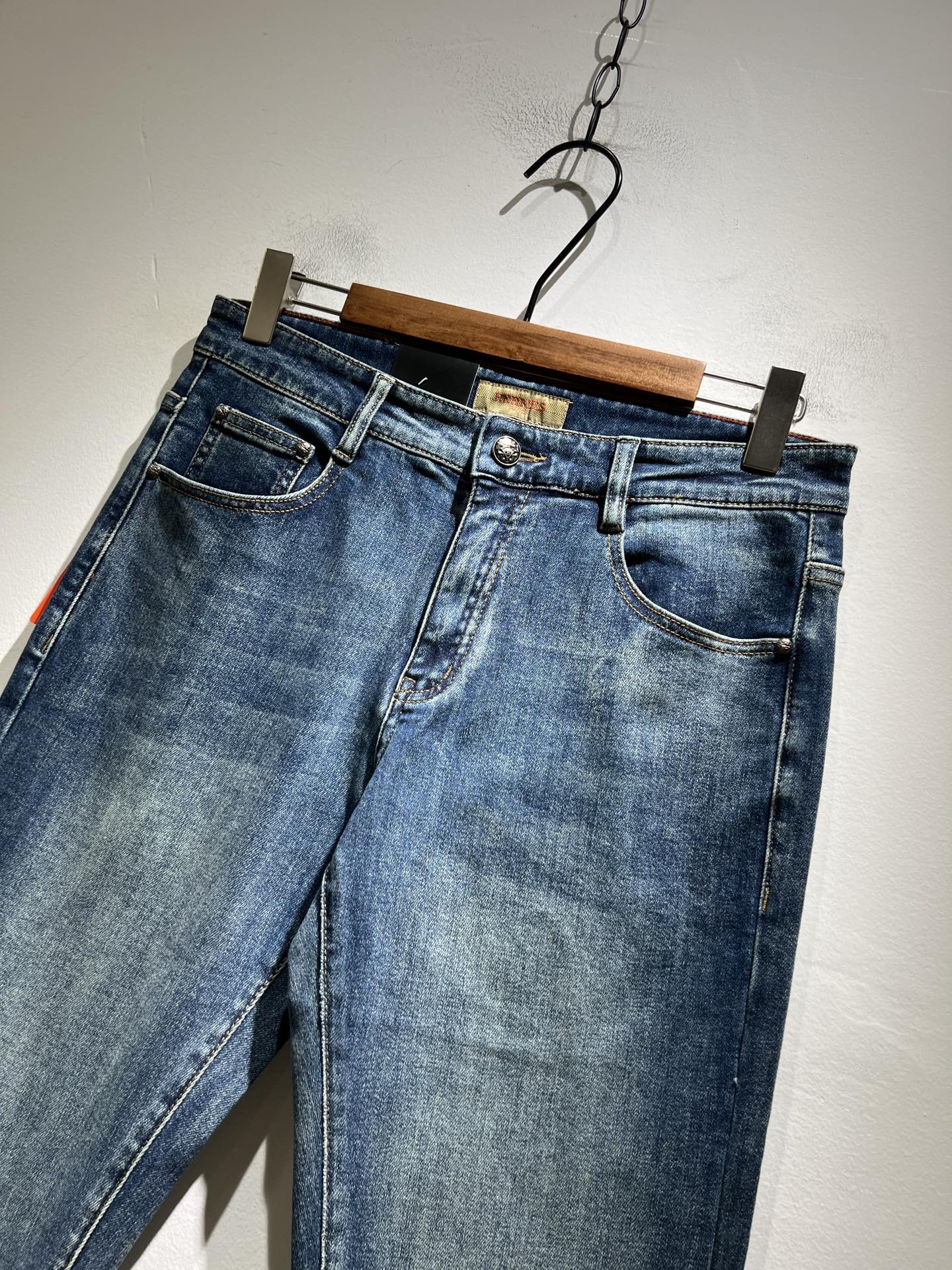   HERM*S   爱*仕 2025春夏男士高端丹宁水洗小直筒牛仔裤 海外贸易公司渠道订单 ！男士修身