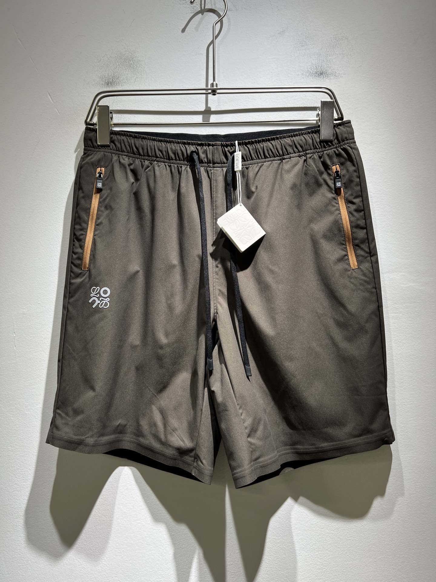 NO:513368,LO*WE/Luo*We 2025 autumn and winter new men's fashion high-end casual shorts, Hong Kong foreign business channel products, original Japanese products, pure blood quality, perfectly continuing the essence and genes of LOE*'s home. From the main fabric to the detailed craftsmanship, all show the ingenuity of quality, using multiple brand elements to interpret it, trouser leg logo pressing design!  Identity manifestation that belongs to the soul!  Customers supply high-end imported pure cotton fabrics, very high-end and fashionable detailed craftsmanship, red ear cloth is completed by a specific antique loom. This element represents the identity and rank of jeans, which is very worthy of savoring!  In terms of matching, it is invincible and explains the versatility in place, with ingenious details and exquisite accessories. The auxiliary materials are all provided by foreign merchants. They are tailored and slim, and the upper body is lifted with an excellent effect. They are a styling item that is hard to come by!  Size M-4XL, loewe, shorts, jeans, alexander wang19860909LO*WE/罗*威2025秋冬新品男士时装款高端休闲短裤,香港洋行渠道货,日本原厂出品,纯血统品质,完美延续了LOE*家的精髓与基因,从主体面料到细节工艺,无不彰显出品质的匠心所在,运用多个品牌元素标识来诠释,裤腿logo压胶设计！属于灵魂式的身份彰显！客供高级进口纯棉面料,非常高级且时髦的细节工艺,赤耳布是由特定古董织布机完成,此元素代表着牛仔裤的身份及段位,非常值得细品悦人！在搭配上所向无敌,把百搭阐释到位,细节匠心考究,辅料皆为外商客供,剪裁合体修身,上身提臀效果绝佳,可遇而不可求的造型单品！尺码M-4XL,,loewe,shorts,jeans,alexander wang,Men's clothing