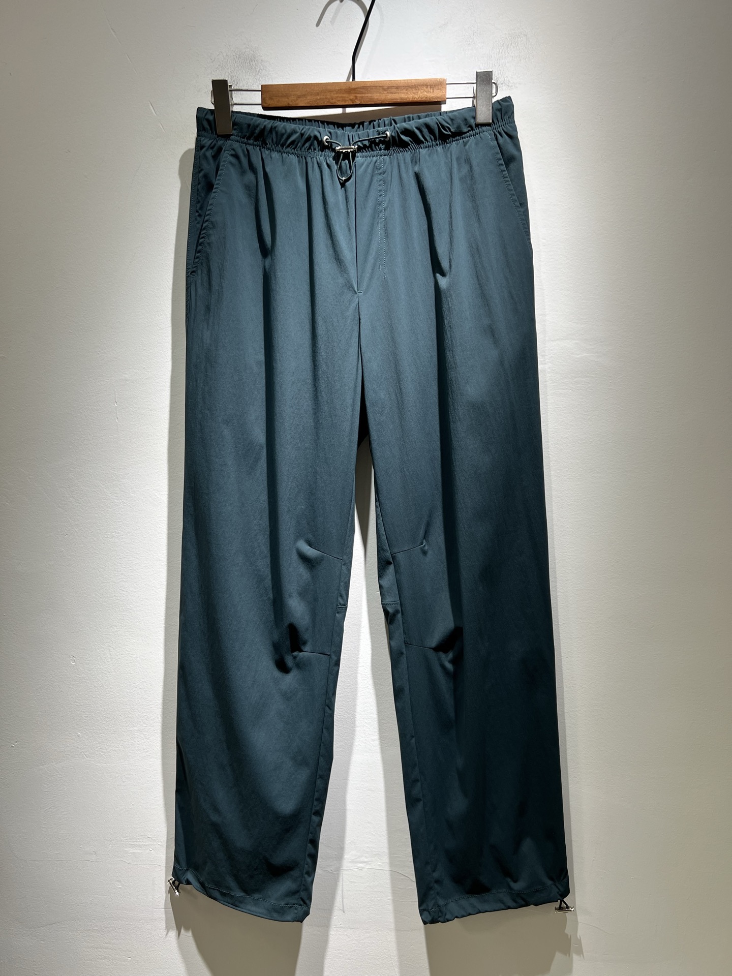   PRA*DA普*达 2025秋冬新款男士休闲休闲裤，高端品质之选……一款休闲裤兼备的百搭裤装，也是男