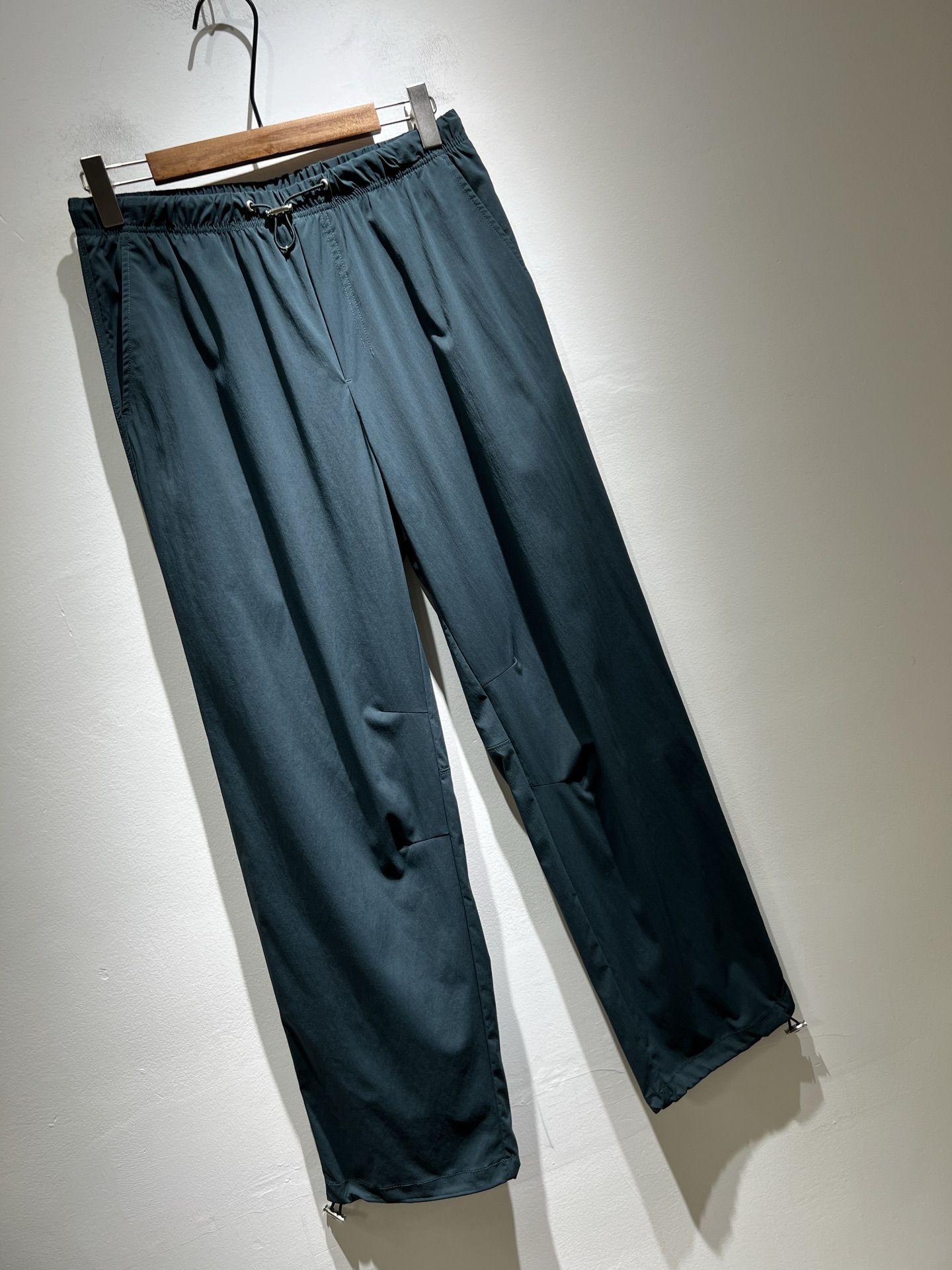   PRA*DA普*达 2025秋冬新款男士休闲休闲裤，高端品质之选……一款休闲裤兼备的百搭裤装，也是男