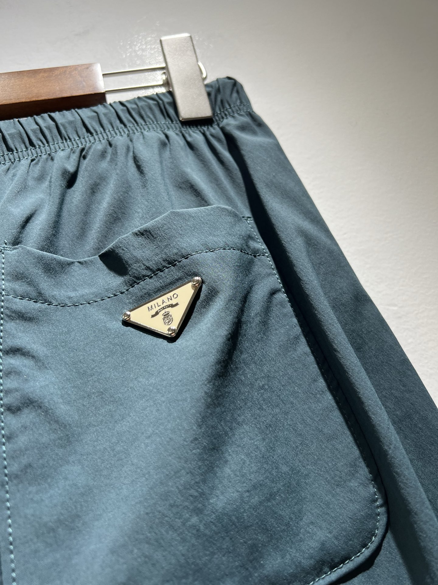   PRA*DA普*达 2025秋冬新款男士休闲休闲裤，高端品质之选……一款休闲裤兼备的百搭裤装，也是男