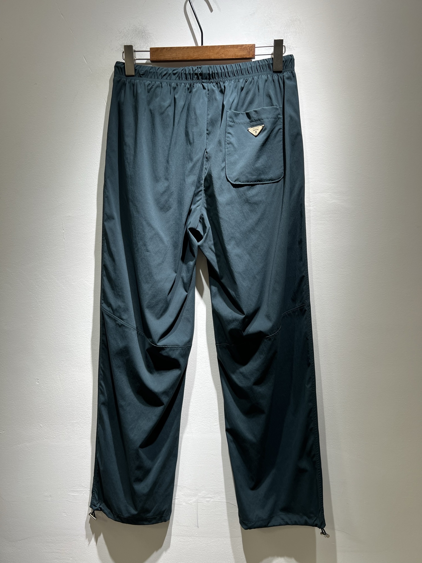   PRA*DA普*达 2025秋冬新款男士休闲休闲裤，高端品质之选……一款休闲裤兼备的百搭裤装，也是男