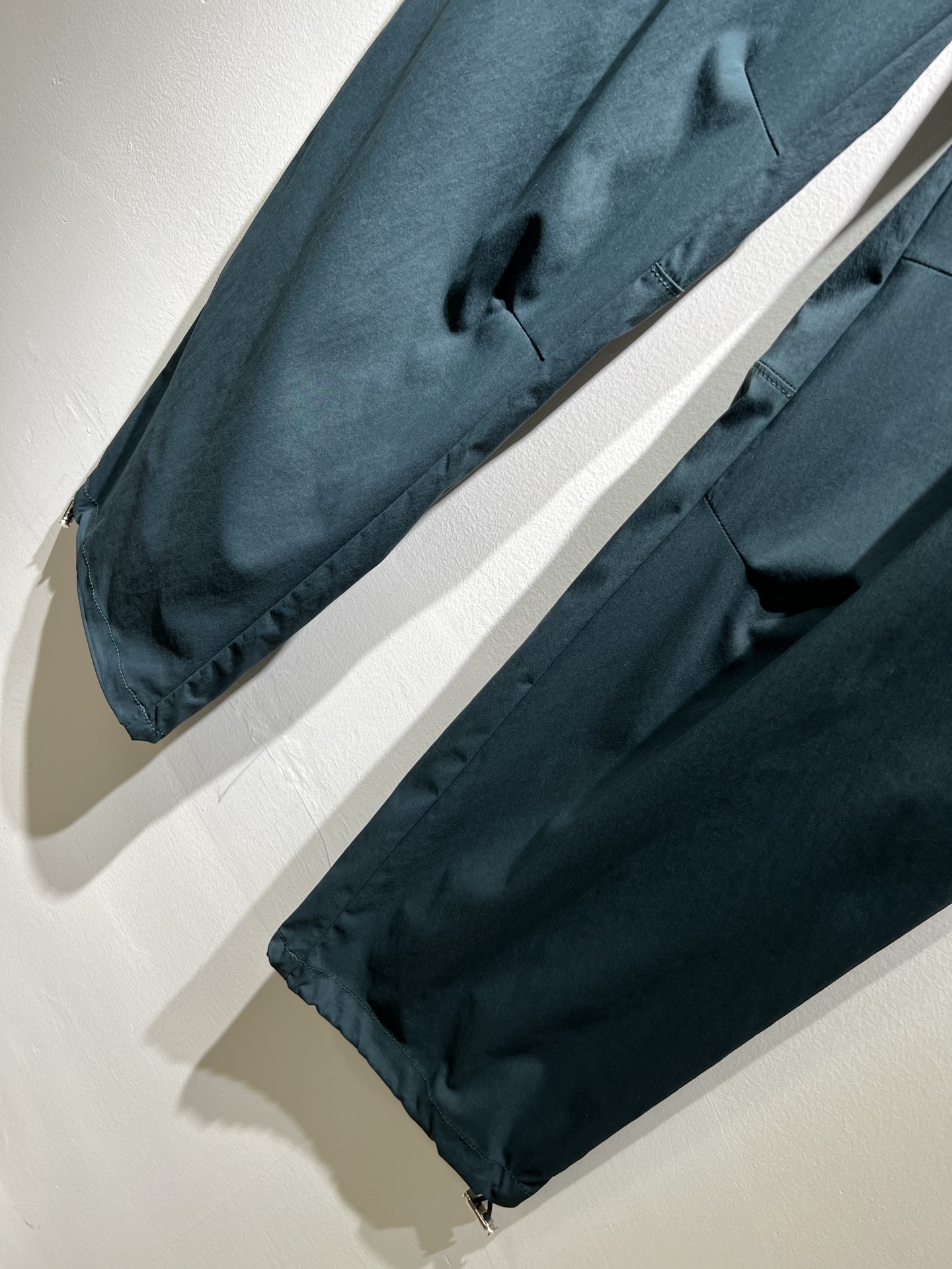   PRA*DA普*达 2025秋冬新款男士休闲休闲裤，高端品质之选……一款休闲裤兼备的百搭裤装，也是男