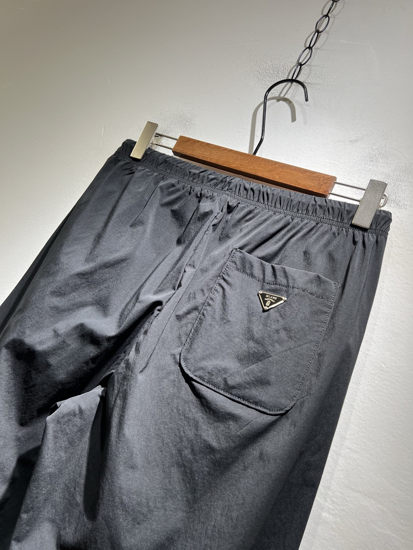   PRA*DA普*达 2025秋冬新款男士休闲休闲裤，高端品质之选……一款休闲裤兼备的百搭裤装，也是男