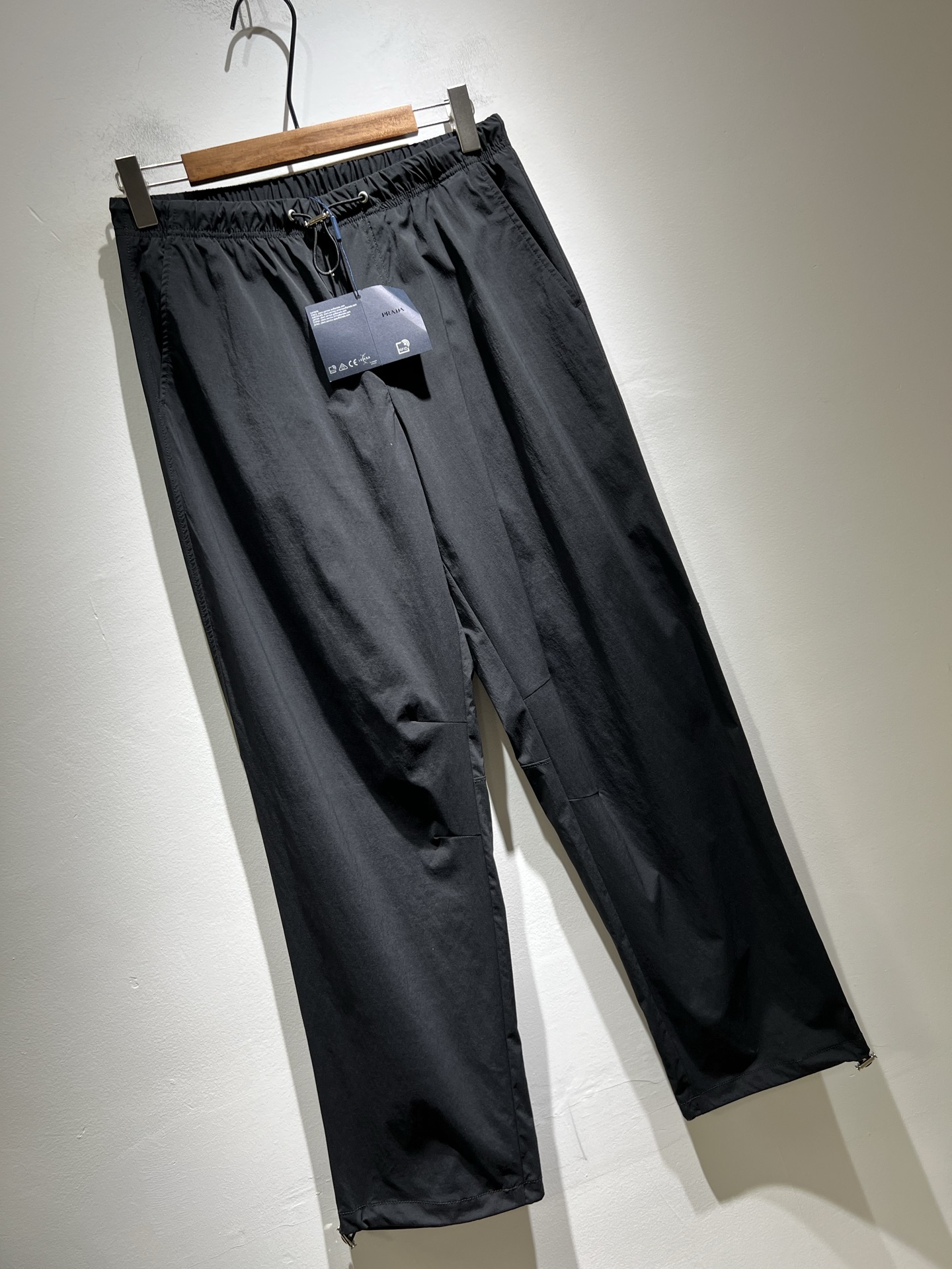   PRA*DA普*达 2025秋冬新款男士休闲休闲裤，高端品质之选……一款休闲裤兼备的百搭裤装，也是男