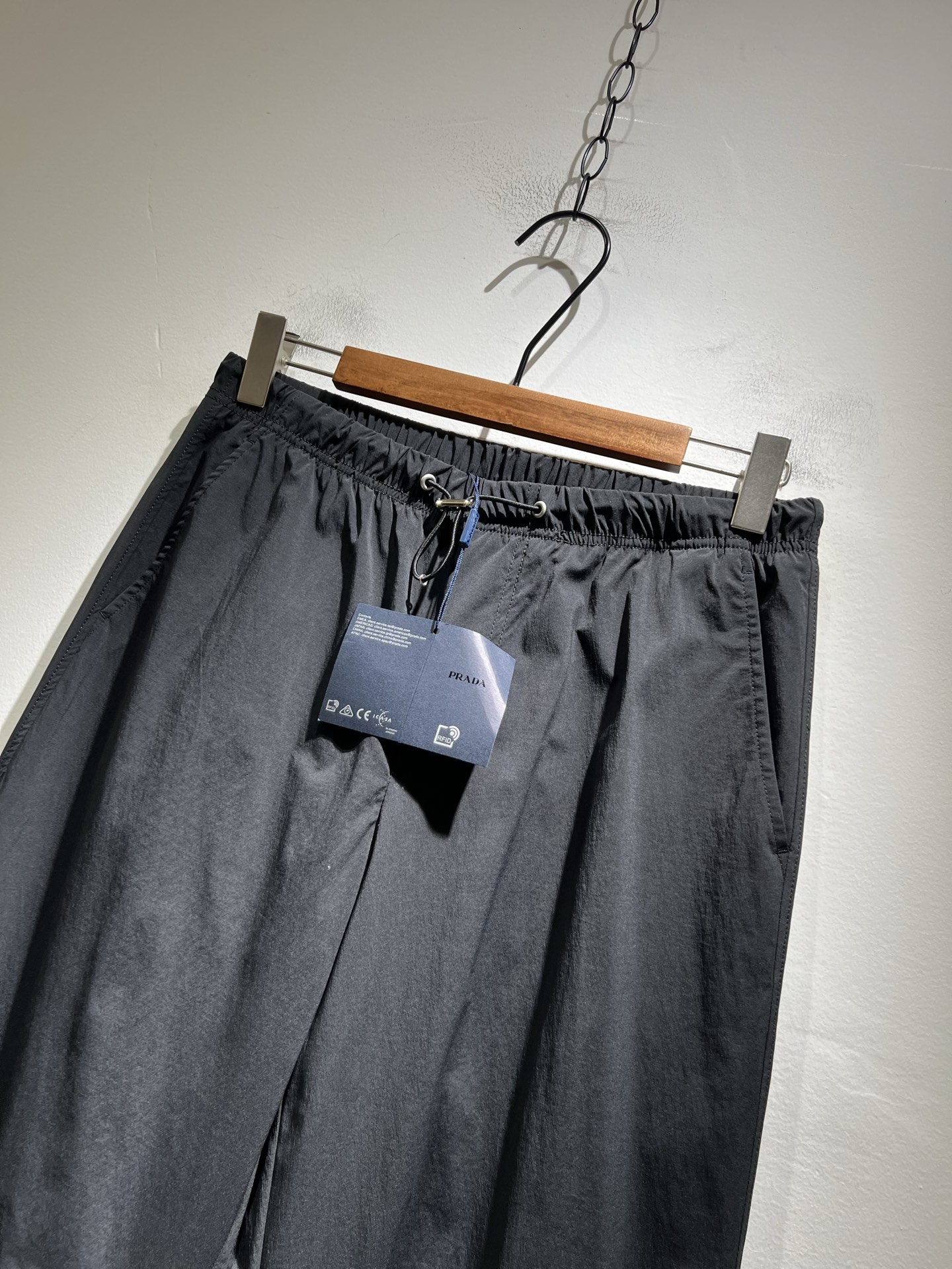   PRA*DA普*达 2025秋冬新款男士休闲休闲裤，高端品质之选……一款休闲裤兼备的百搭裤装，也是男