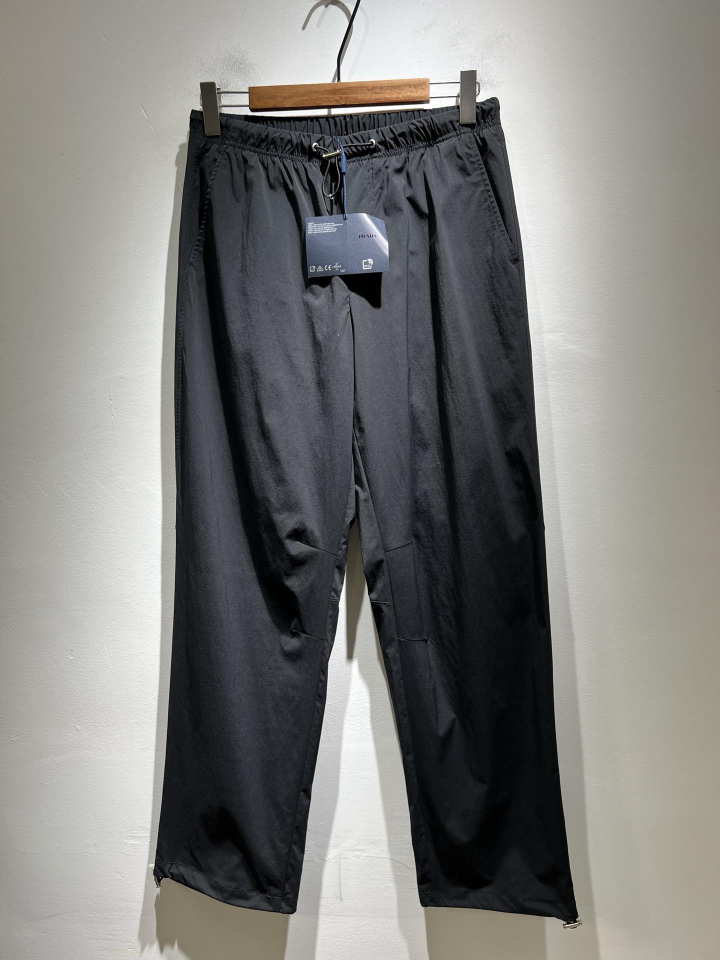 NO:513369,PRA*DA Pu*da 2025 autumn and winter new men's casual casual pants, a high-end quality choice... A versatile pants that combine casual pants is also an indispensable matching tool in men's wardrobe. It is a classic style with practical wear!  The design style of the whole casual pants is simple and fashionable, which is very consistent with the low-luxury style setting, has excellent skin-friendly value, is easy to wear, and is full of detail!  Classic logo logo pattern badge design!  This trousers are made of high-quality polyester fiber fabric. The fabric is comfortable, soft and delicate, and has a good vertical feeling. It looks very textured and has a high-end charm. The first-class and exquisite style cutting, the line is delicate, smooth and neat, and the casual and casual pants look good no matter how you match it. If you like it, buy it now. Good products are not waiting for anyone!  Size M-4XL, prada, alexander wang19860909PRA*DA普*达 2025秋冬新款男士休闲休闲裤,高端品质之选……一款休闲裤兼备的百搭裤装,也是男士衣橱里不可缺少的搭配神器,属于实穿型的经典款式！整条休闲裤的设计风格简洁时尚,非常符合低奢的风格设定,亲肤值优越,穿着方便,细节感十足！经典标识logo图案徽章设计！此款裤装采用优质聚酯纤维面料打造而成,面料舒服,手感柔软细腻,有着很好的垂直感,看上去非常有质感,细品高级韵味十足.一流精湛的版型裁剪,走线细致平顺工整,休闲随意怎么搭配都好看的裤装,喜欢的赶紧入手吧,好货可不等人！尺码M-4XL,,prada,alexander wang,Men's clothing