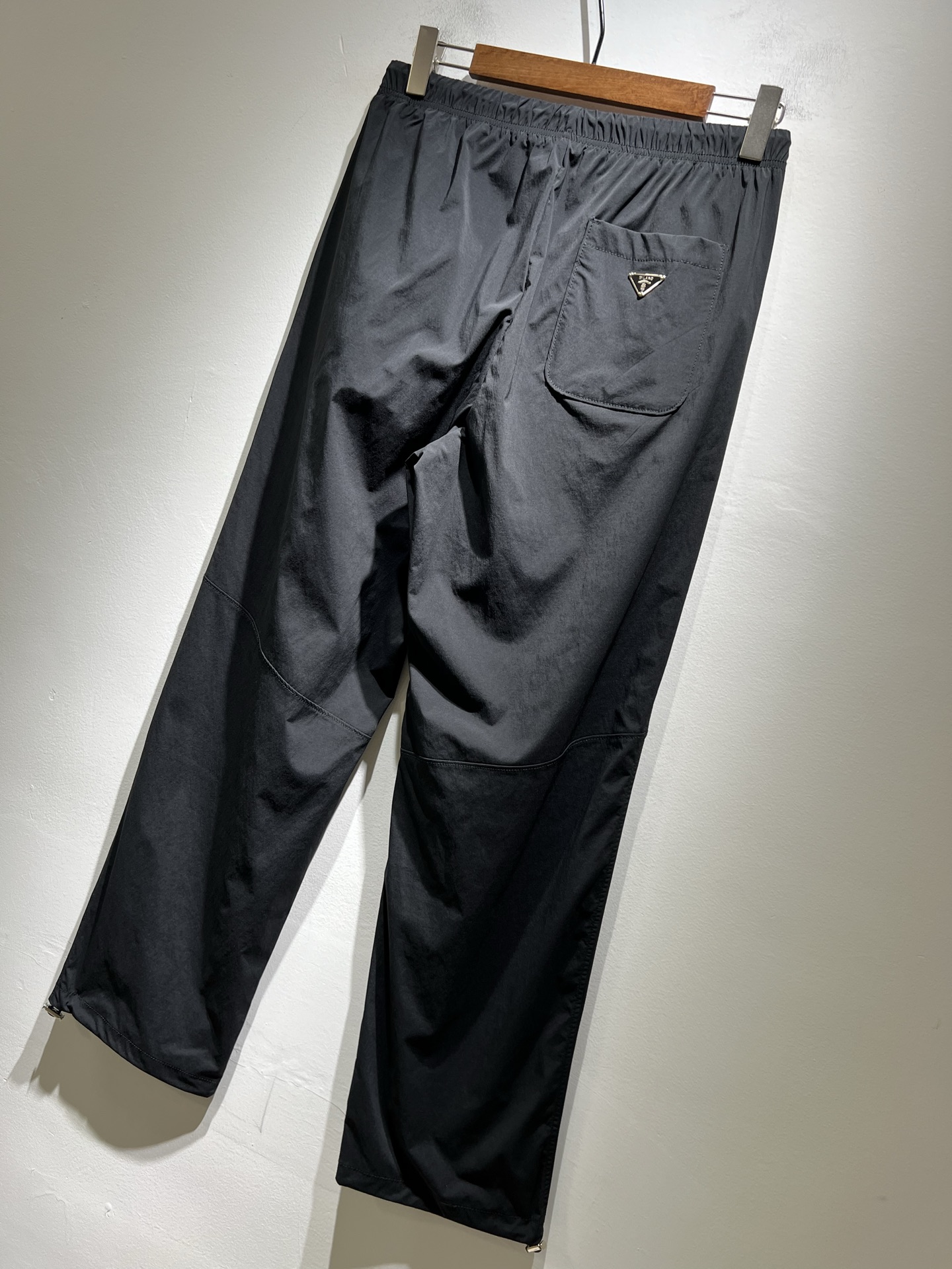   PRA*DA普*达 2025秋冬新款男士休闲休闲裤，高端品质之选……一款休闲裤兼备的百搭裤装，也是男