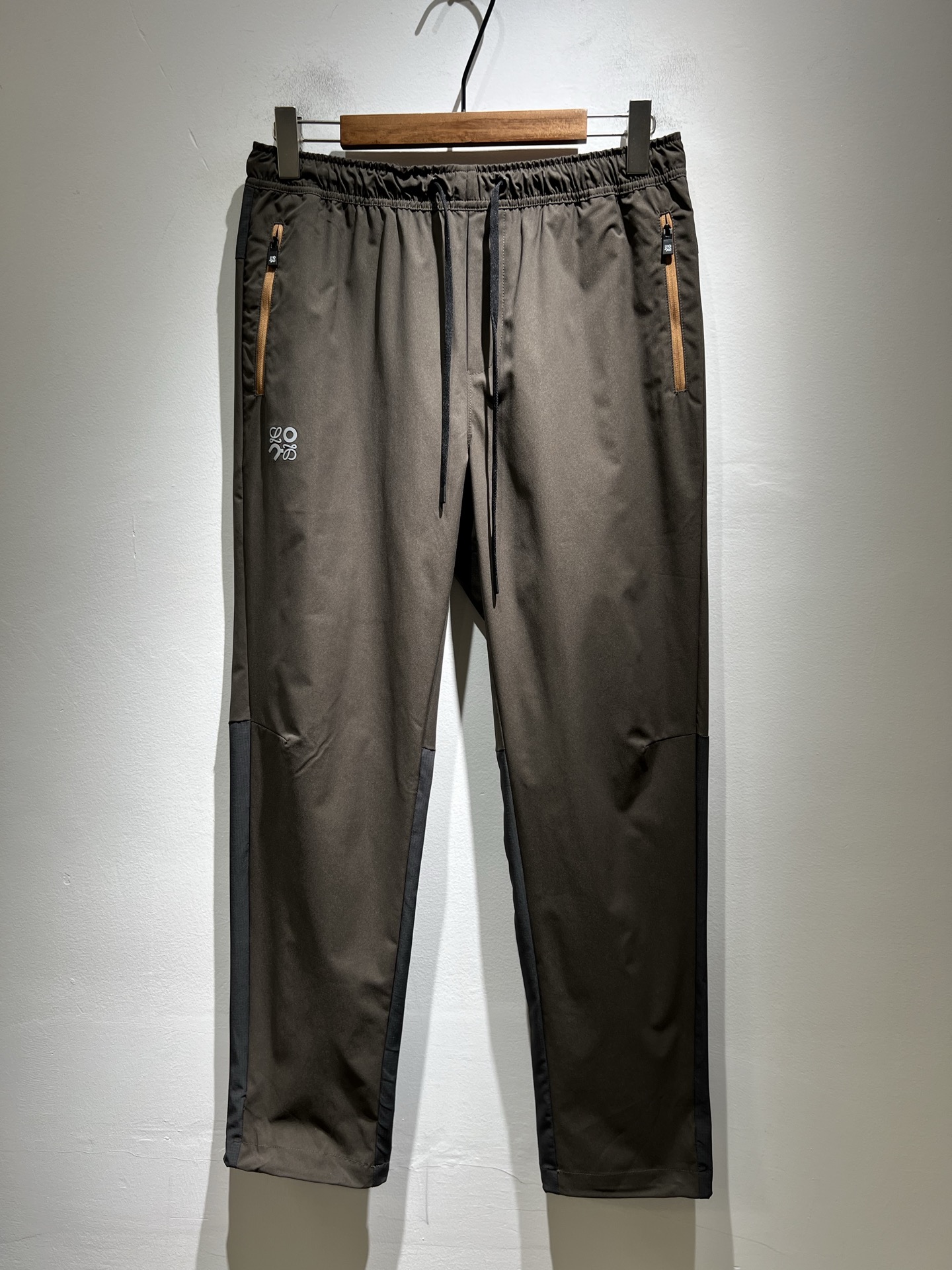 NO:513370,LO*WE/Luo*We 2025 autumn and winter new men's fashion high-end casual pants, Hong Kong foreign business channel goods, original Japanese production, pure blood quality, perfectly continuing the essence and genes of LOE*'s home. From the main fabric to the detailed craftsmanship, all show the ingenuity of quality, using multiple brand elements to interpret it, trouser leg logo pressing design!  Identity manifestation that belongs to the soul!  Customers supply high-end imported pure cotton fabrics, very high-end and fashionable detailed craftsmanship, red ear cloth is completed by a specific antique loom. This element represents the identity and rank of jeans, which is very worthy of savoring!  In terms of matching, it is invincible and explains the versatility in place, with ingenious details and exquisite accessories. The auxiliary materials are all provided by foreign merchants. They are tailored and slim, and the upper body is lifted with an excellent effect. They are a styling item that is hard to come by!  Size M-4XL, loewe, jeans, alexander wang19860909LO*WE/罗*威2025秋冬新品男士时装款高端休闲裤,香港洋行渠道货,日本原厂出品,纯血统品质,完美延续了LOE*家的精髓与基因,从主体面料到细节工艺,无不彰显出品质的匠心所在,运用多个品牌元素标识来诠释,裤腿logo压胶设计！属于灵魂式的身份彰显！客供高级进口纯棉面料,非常高级且时髦的细节工艺,赤耳布是由特定古董织布机完成,此元素代表着牛仔裤的身份及段位,非常值得细品悦人！在搭配上所向无敌,把百搭阐释到位,细节匠心考究,辅料皆为外商客供,剪裁合体修身,上身提臀效果绝佳,可遇而不可求的造型单品！尺码M-4XL,,loewe,jeans,alexander wang,Men's clothing