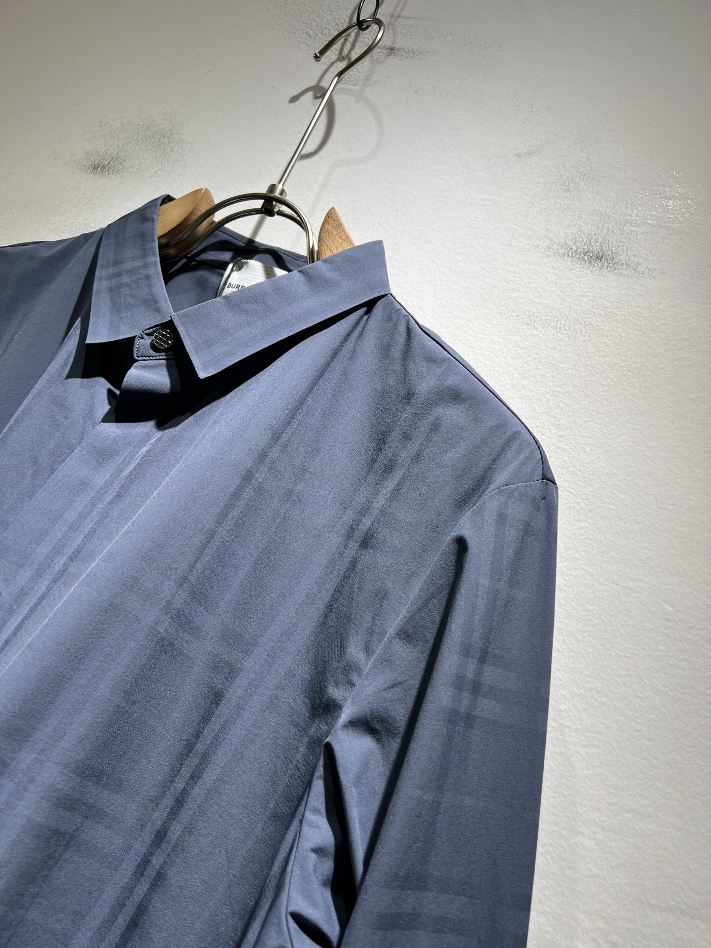 Bur*erry 巴*莉 2025秋冬新款男士无痕格子衬衣，品牌最新设计元素！既不单调也不复杂,恰到好处