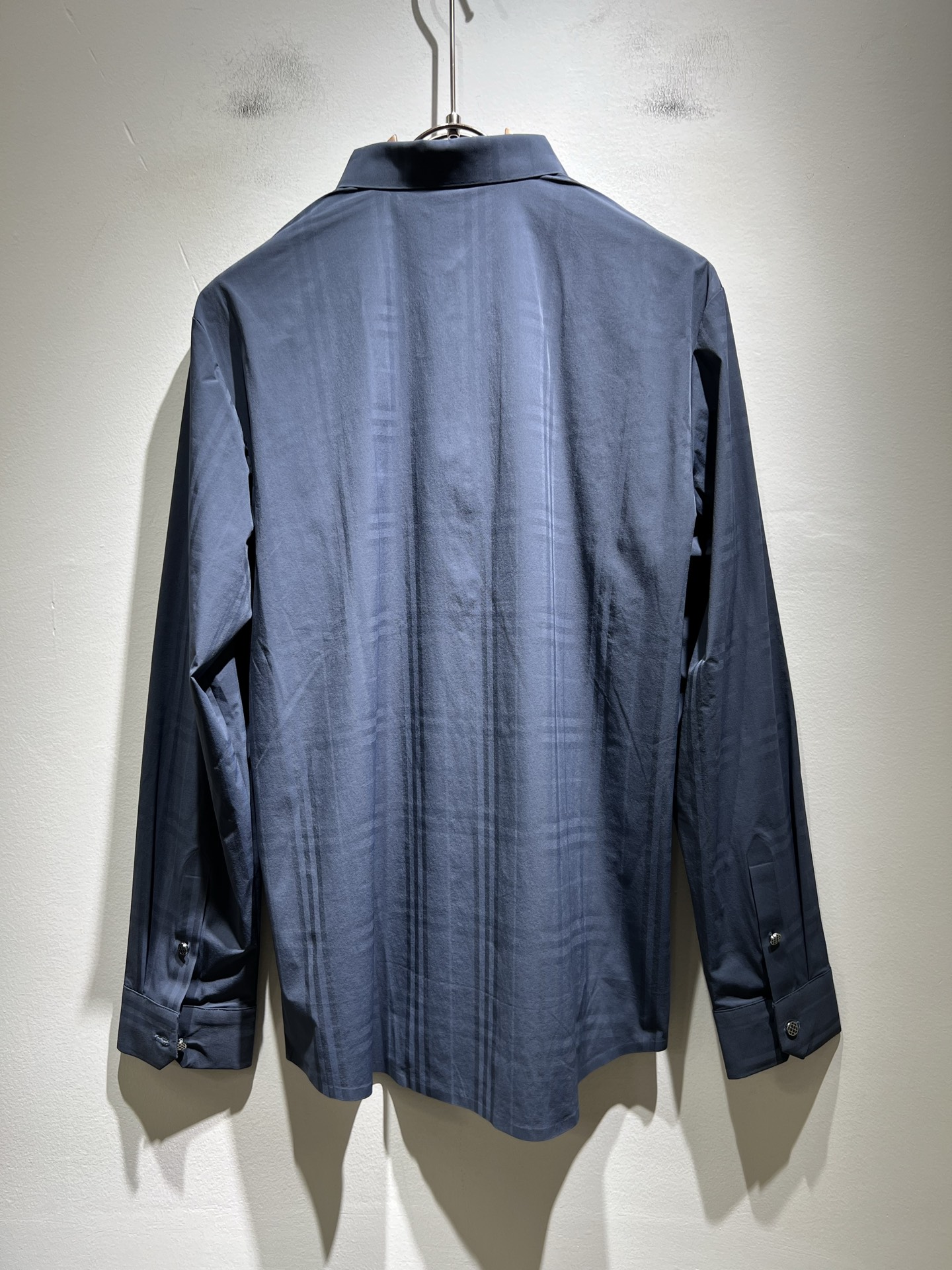 Bur*erry 巴*莉 2025秋冬新款男士无痕格子衬衣，品牌最新设计元素！既不单调也不复杂,恰到好处