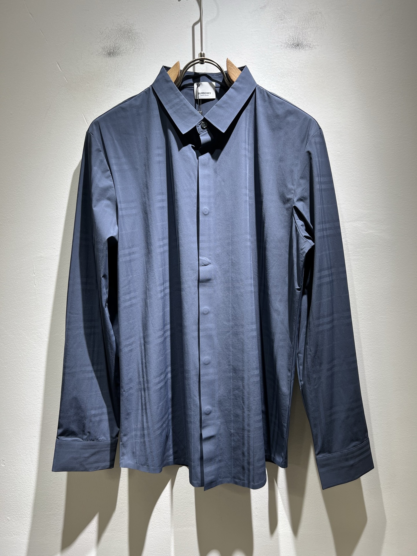 Bur*erry 巴*莉 2025秋冬新款男士无痕格子衬衣，品牌最新设计元素！既不单调也不复杂,恰到好处