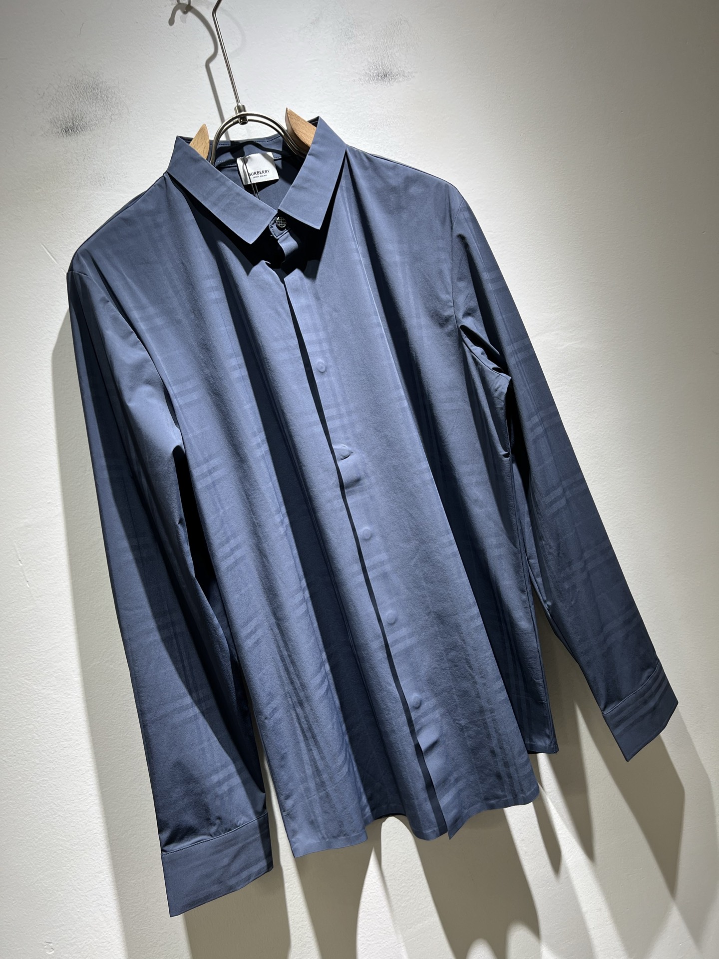 Bur*erry 巴*莉 2025秋冬新款男士无痕格子衬衣，品牌最新设计元素！既不单调也不复杂,恰到好处