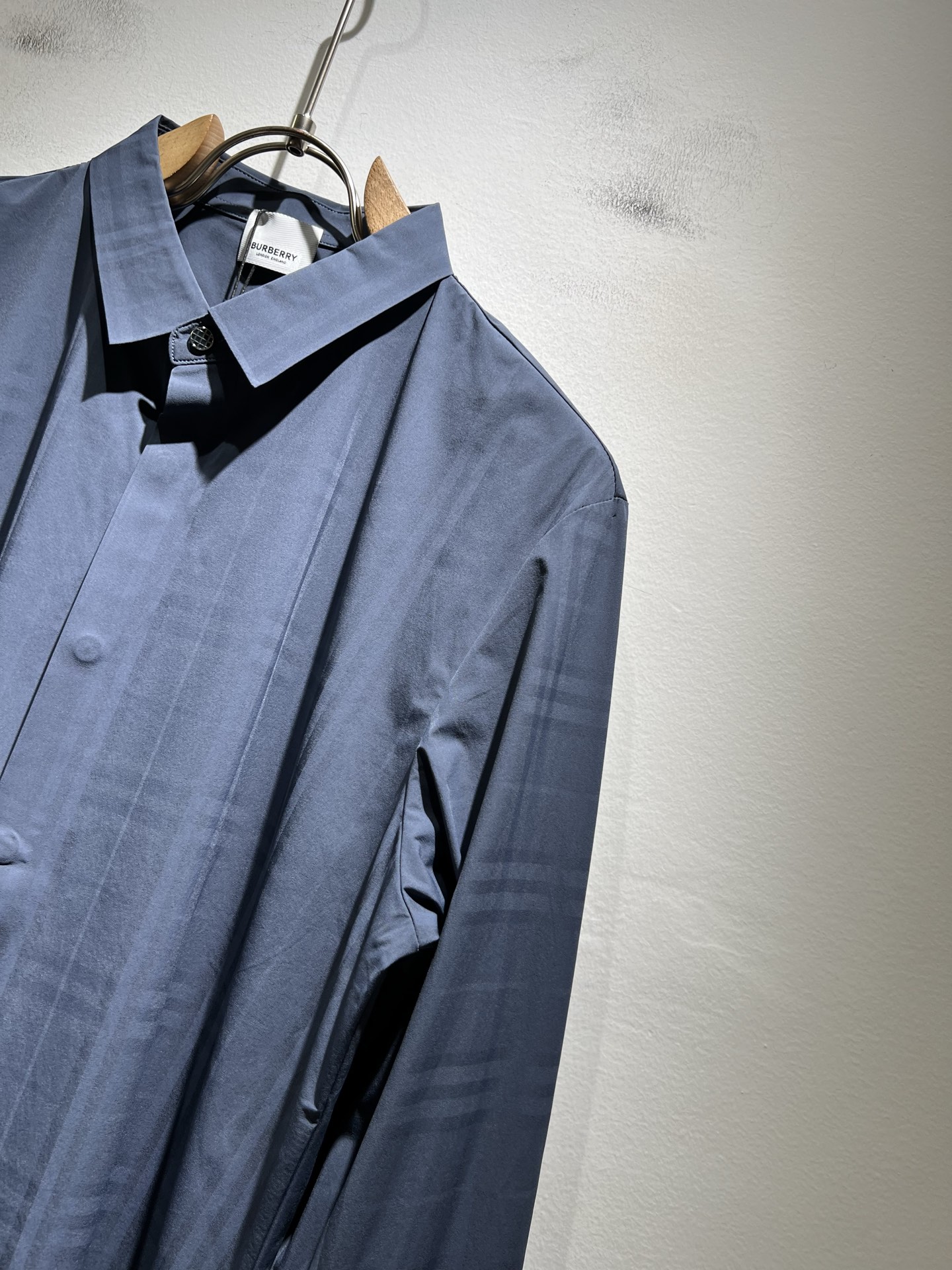 Bur*erry 巴*莉 2025秋冬新款男士无痕格子衬衣，品牌最新设计元素！既不单调也不复杂,恰到好处