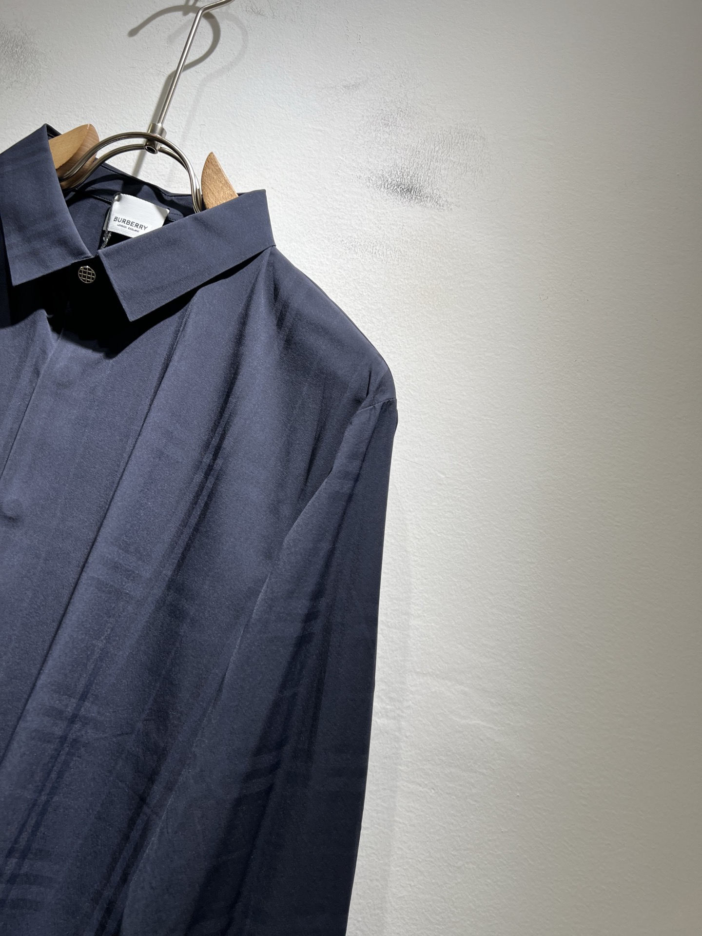 Bur*erry 巴*莉 2025秋冬新款男士无痕格子衬衣，品牌最新设计元素！既不单调也不复杂,恰到好处