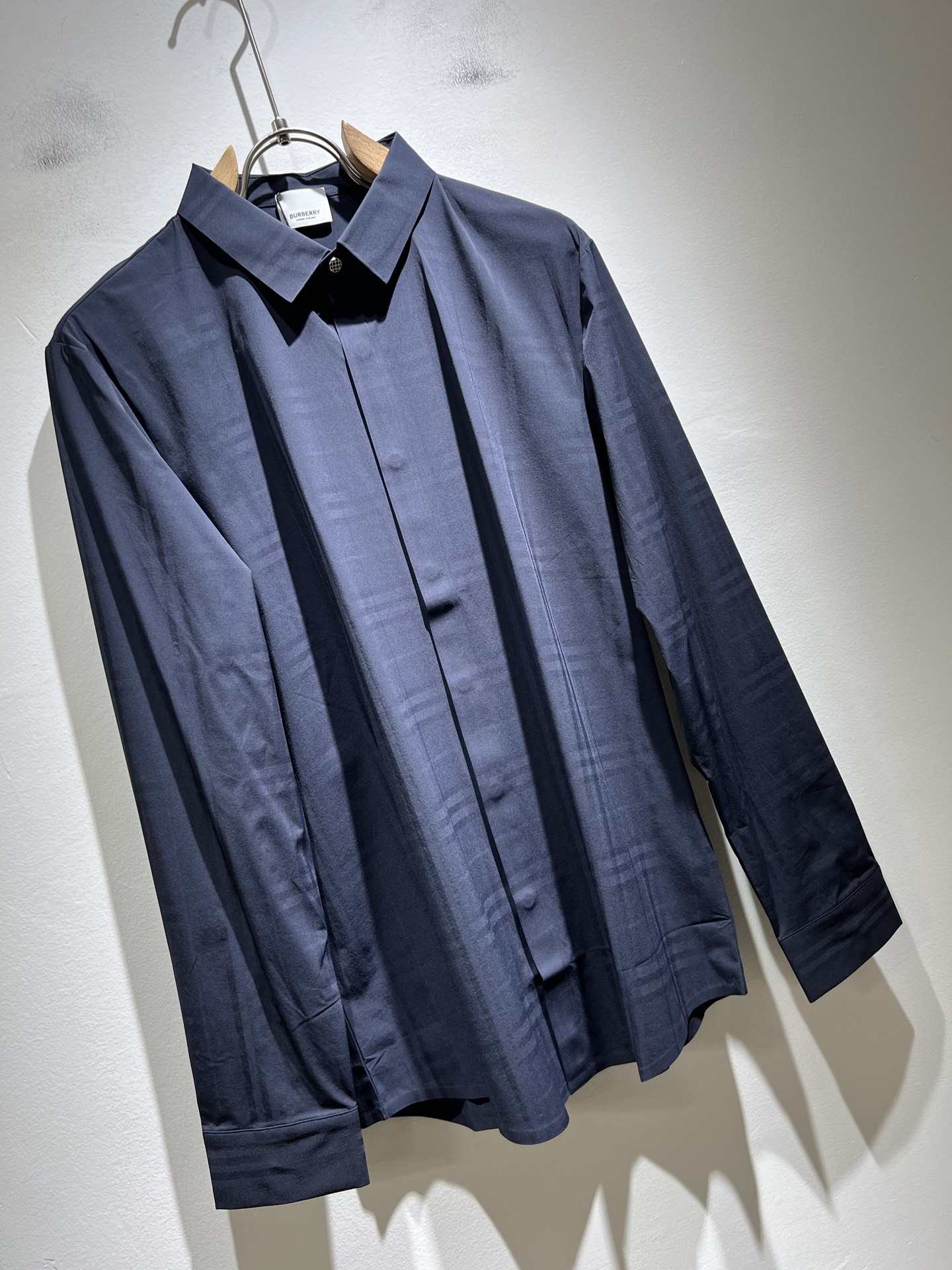 Bur*erry 巴*莉 2025秋冬新款男士无痕格子衬衣，品牌最新设计元素！既不单调也不复杂,恰到好处