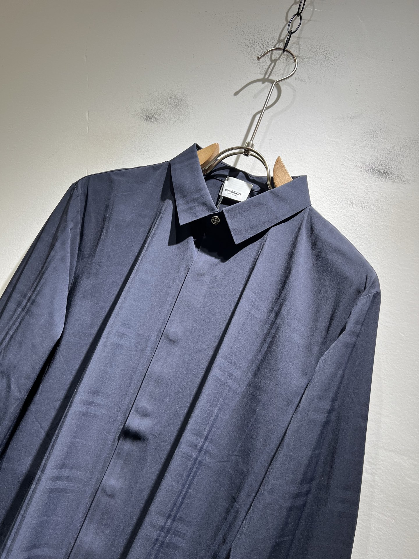 Bur*erry 巴*莉 2025秋冬新款男士无痕格子衬衣，品牌最新设计元素！既不单调也不复杂,恰到好处