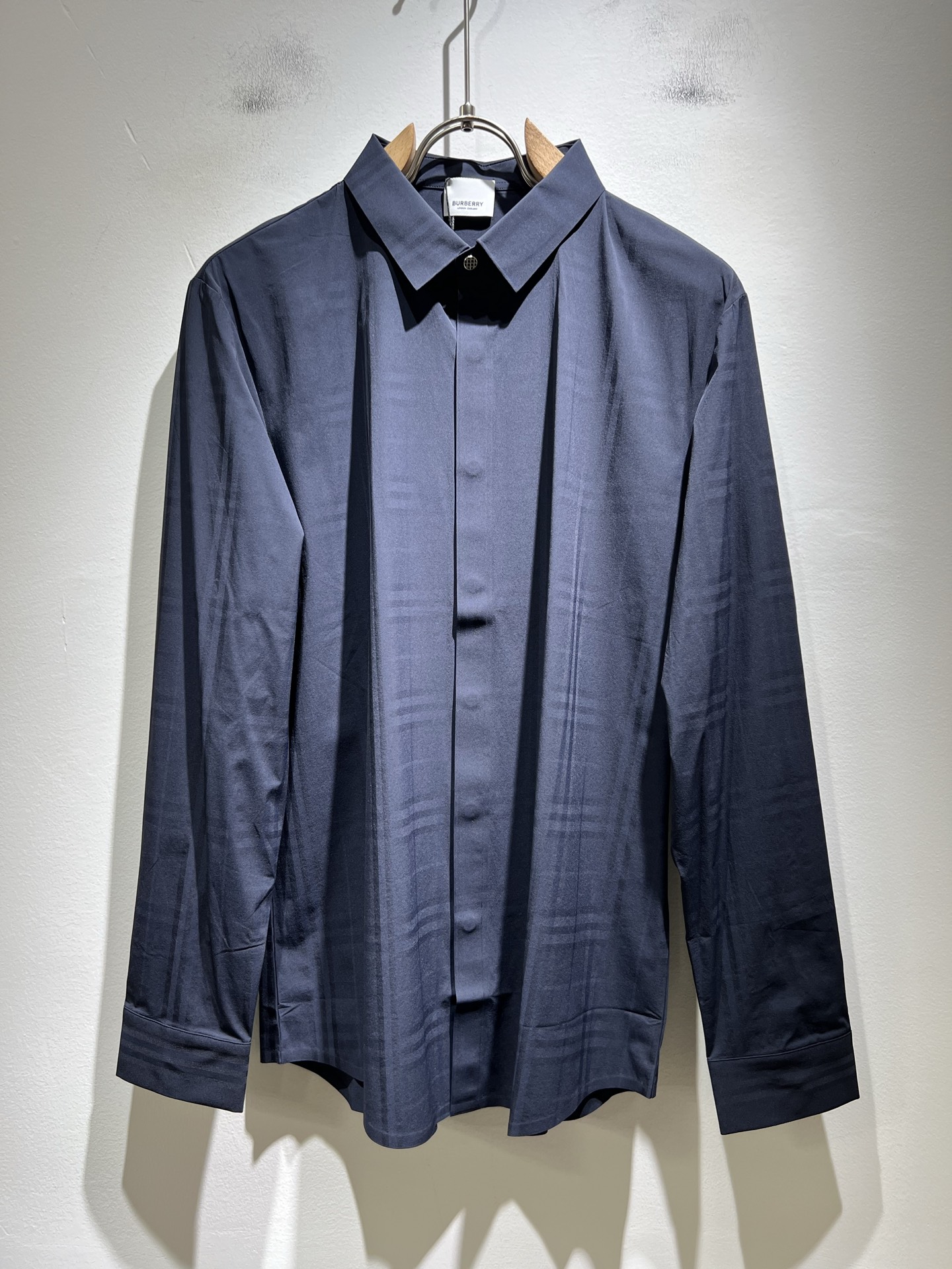 Bur*erry 巴*莉 2025秋冬新款男士无痕格子衬衣，品牌最新设计元素！既不单调也不复杂,恰到好处