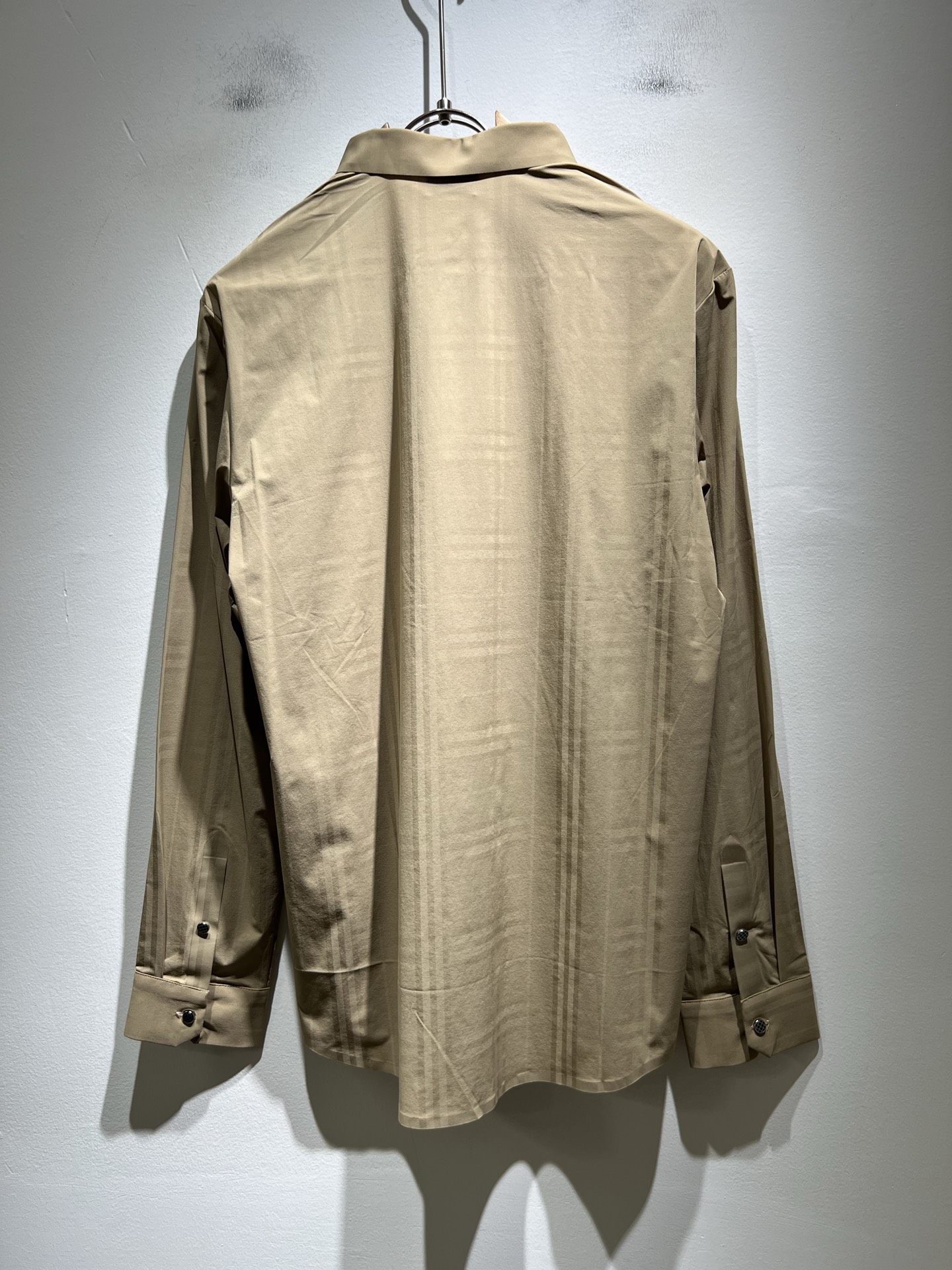 Bur*erry 巴*莉 2025秋冬新款男士无痕格子衬衣，品牌最新设计元素！既不单调也不复杂,恰到好处