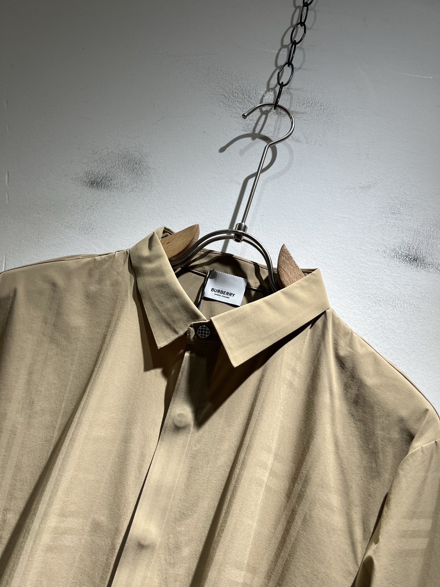 Bur*erry 巴*莉 2025秋冬新款男士无痕格子衬衣，品牌最新设计元素！既不单调也不复杂,恰到好处