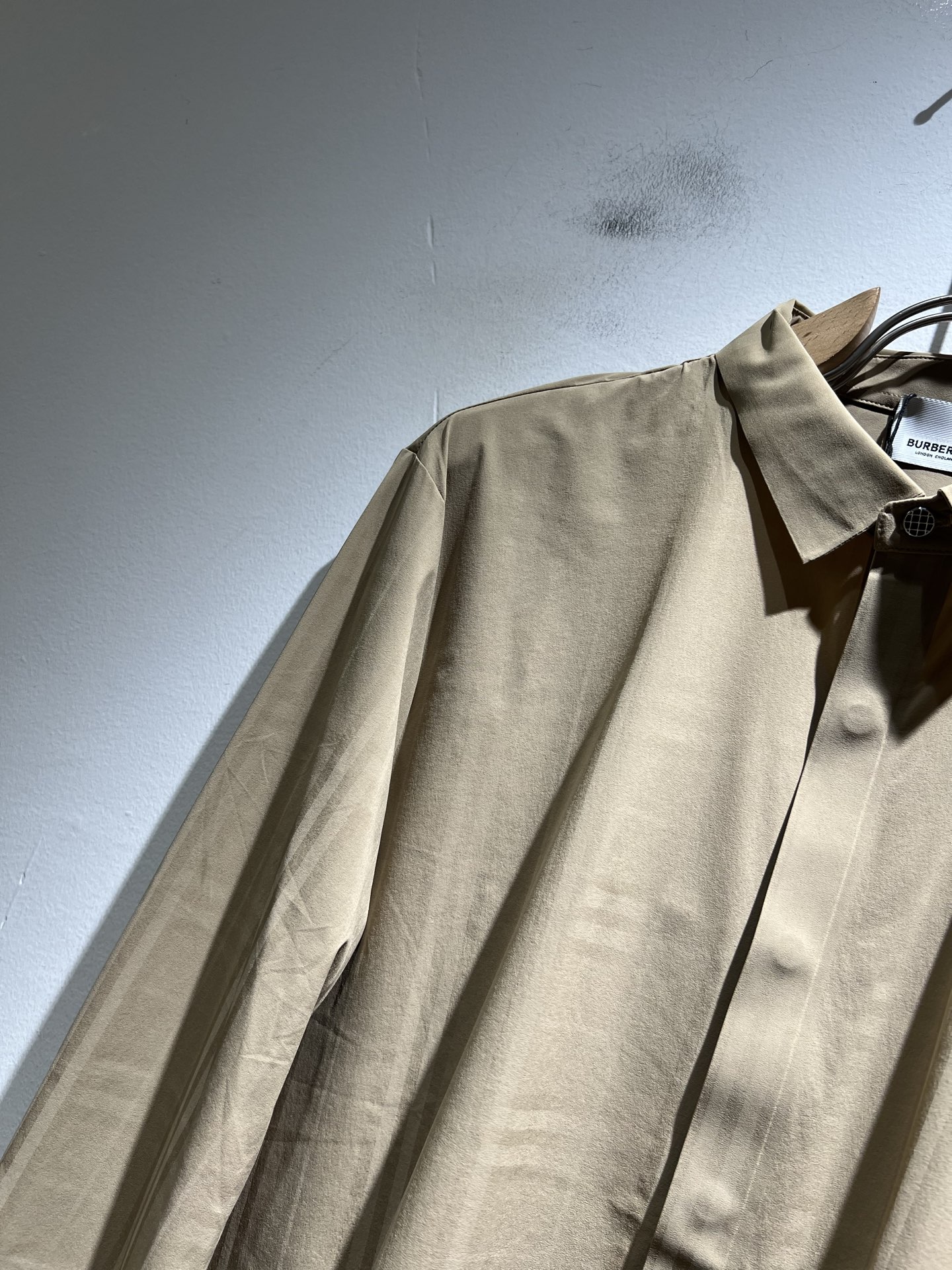 Bur*erry 巴*莉 2025秋冬新款男士无痕格子衬衣，品牌最新设计元素！既不单调也不复杂,恰到好处