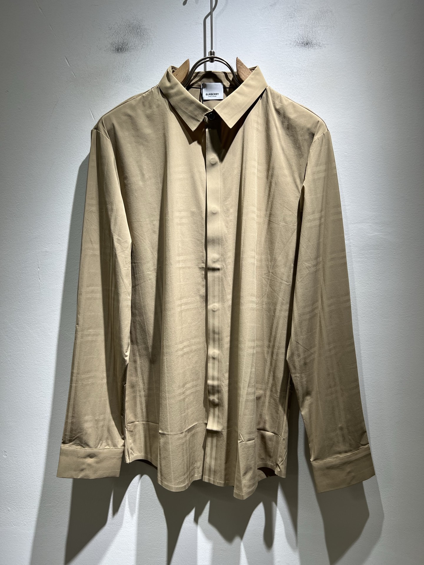 NO:514109,Bur*erry 2025 autumn and winter new men's markless plaid shirt, the latest brand design element!  Neither monotonous nor complicated, it shows taste just right!  Panoramic plaid printing design!  Customized traceless stretch spandex fabrics are available for customer!  Comfortable, sweat-absorbing and breathable, the unique high-end fabric presents a simple and elegant temperament!  Full three-dimensional! Standard cutting design!  Every detail is a synchronized with high-end fashion. Size: M-3XL, burberry, alexander wang19860909Bur*erry 巴*莉 2025秋冬新款男士无痕格子衬衣,品牌最新设计元素！既不单调也不复杂,恰到好处的展现品味！全景格子印花设计！客供定制无痕弹力氨纶面料！舒适吸汗透气根本不在话下,面料独具的高奢感呈现简约优雅气质！饱满立体!标准裁剪设计！每一处细节都是与高端时尚同步的体现.尺码:M-3XL,,burberry,alexander wang,Men's clothing