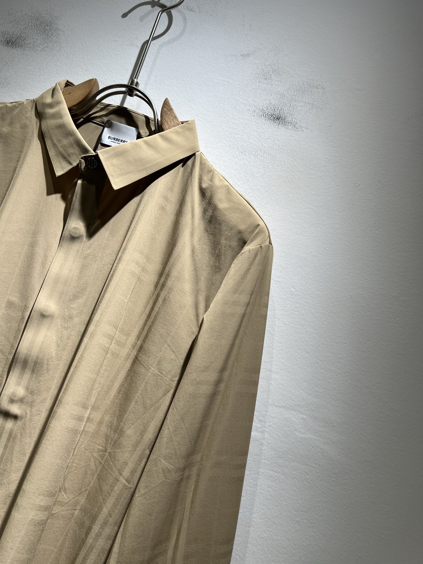 Bur*erry 巴*莉 2025秋冬新款男士无痕格子衬衣，品牌最新设计元素！既不单调也不复杂,恰到好处