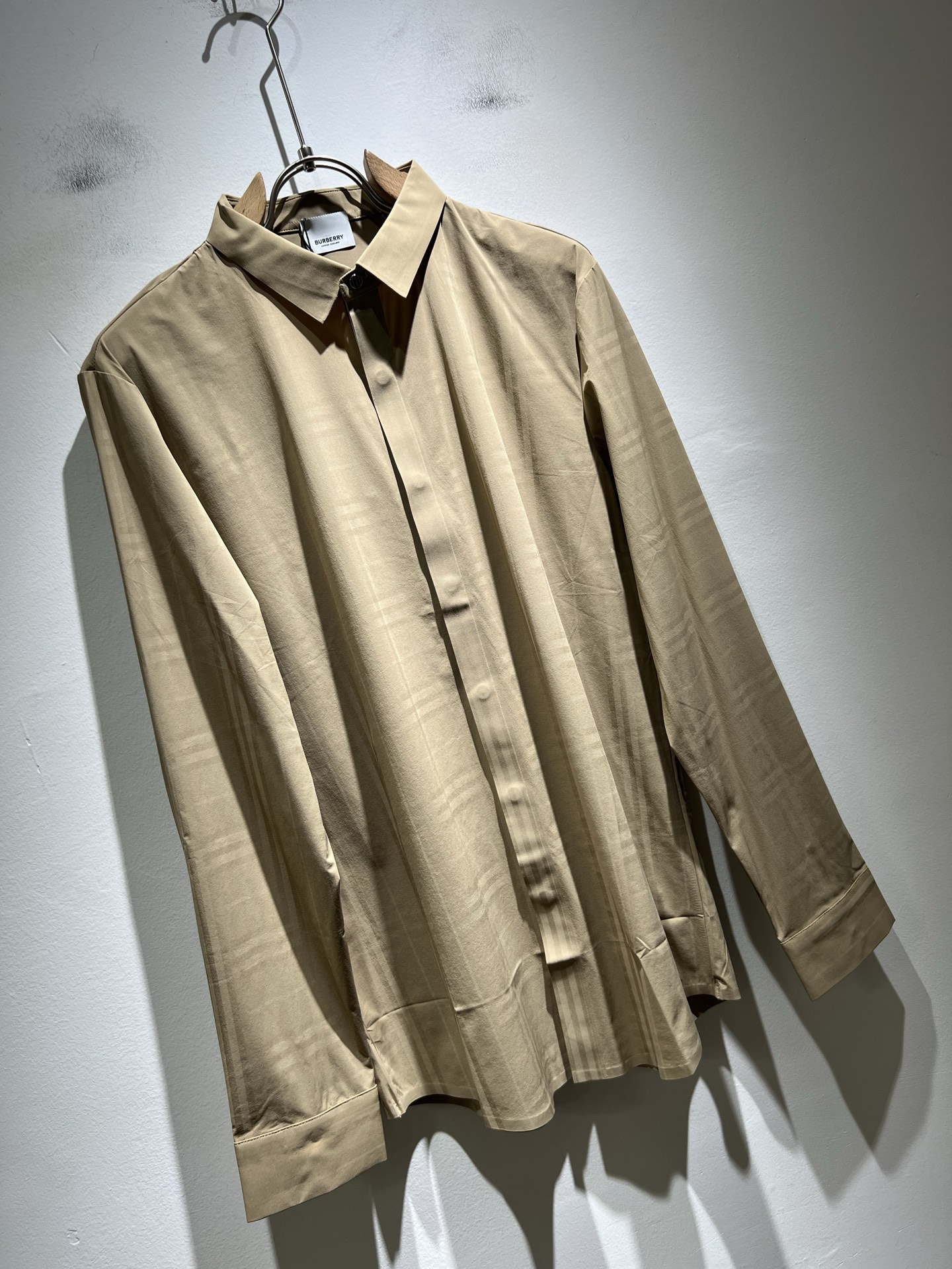 Bur*erry 巴*莉 2025秋冬新款男士无痕格子衬衣，品牌最新设计元素！既不单调也不复杂,恰到好处