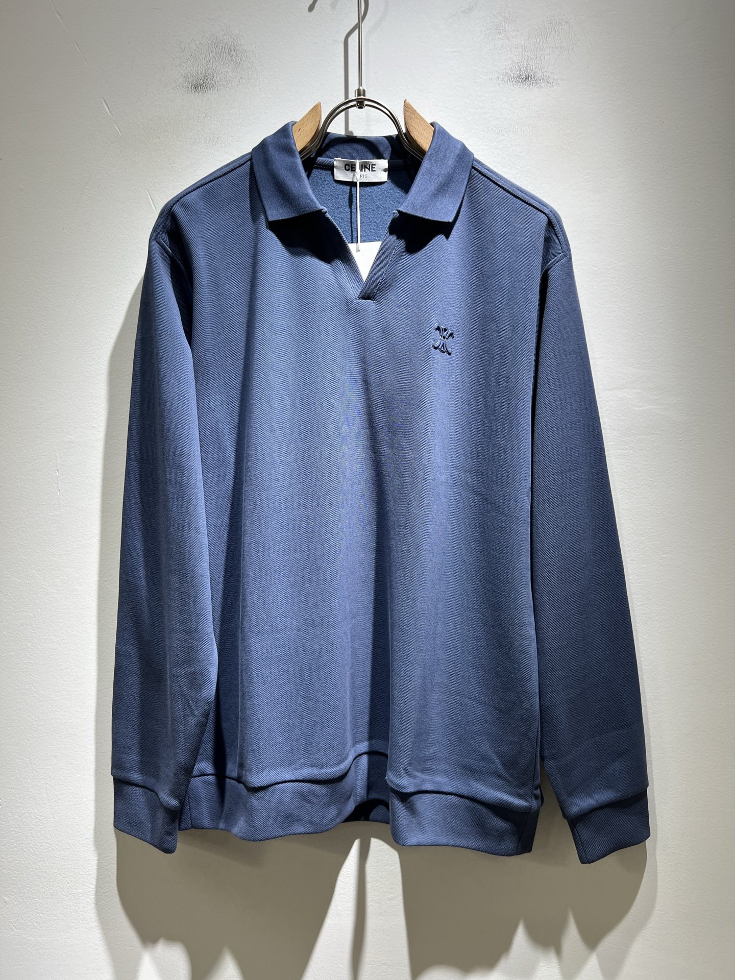 NO:513341,CELIN*Selin 2025 autumn and winter new fashion casual long-sleeved Polo shirt, with trading company channels available and released on the official website at the same time!  25-year-old new fashion styles are recommended. CE, which is increasingly bursting into new young forces, is indeed exciting to keep the classics while constantly integrating younger elements!  This short Tee, which is released in early spring, has a breast logo glue pressing process design!  The simple yet high-end design is enough to highlight a brand new theme, and the style setting that takes into account both retro and fashionable can cope with all kinds of temperament styles!  The logo has clear three-dimensional details, highlighting the perfect quality and texture!  Customers provide customized bead flooring fabrics, and they are super white in color. Everyone should hurry up and take them away!  Size M-3XL, celine, alexander wang19860909CELIN*瑟琳 2025秋冬新款时尚休闲长袖Polo衫,贸易公司渠道稀出,同步官网发售！25年秋冬时尚新款推荐,越来越向年轻新势力迸发的CE,除了保留经典的同时,不断融入年轻化元素,确实令人期待！这款早春最新发售的短Tee,胸前logo压胶工艺设计！搭色简约而又不失高级感的设计,足以凸显出全新的主题,复古与时髦兼顾的风格设定,可以应对各种气质范儿穿搭！logo清晰立体的细节,凸显完美的品相与质感！客供定织珠地棉面料,并且超级显白配色,各位抓紧时间带走吧！尺码M-3XL,,celine,alexander wang,Men's clothing