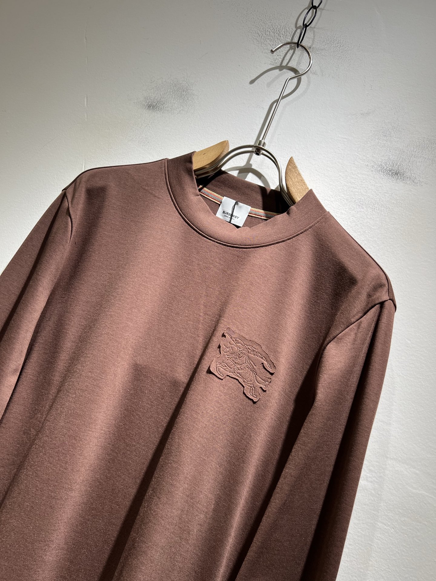  Bur*erry 巴*莉 2025秋冬新款男士打底衫，品牌最新设计元素！既不单调也不复杂,恰到好处的展