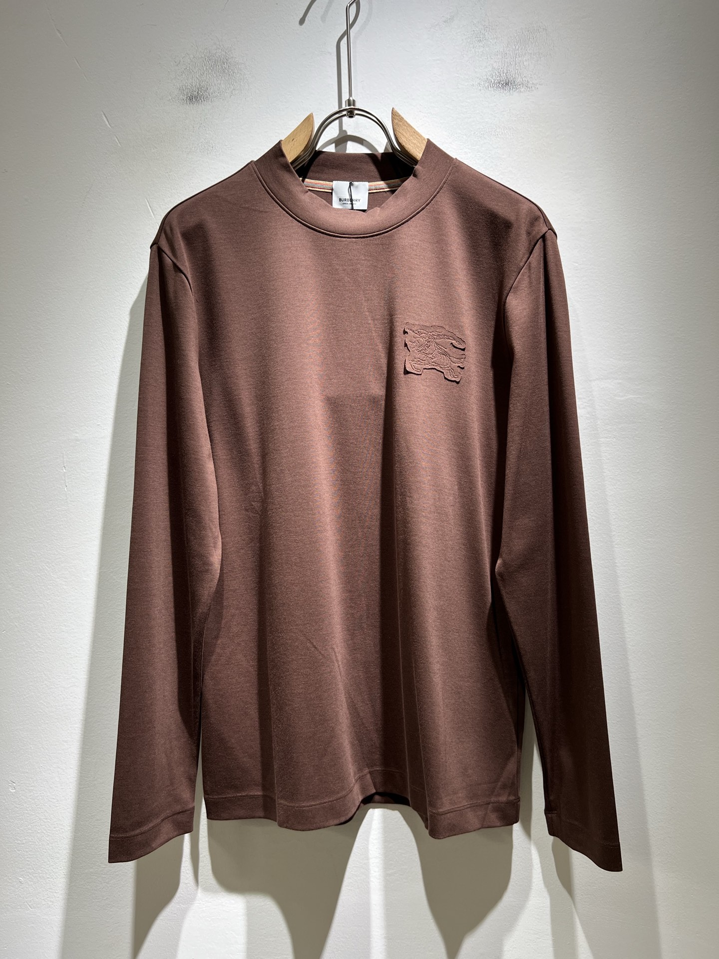  Bur*erry 巴*莉 2025秋冬新款男士打底衫，品牌最新设计元素！既不单调也不复杂,恰到好处的展