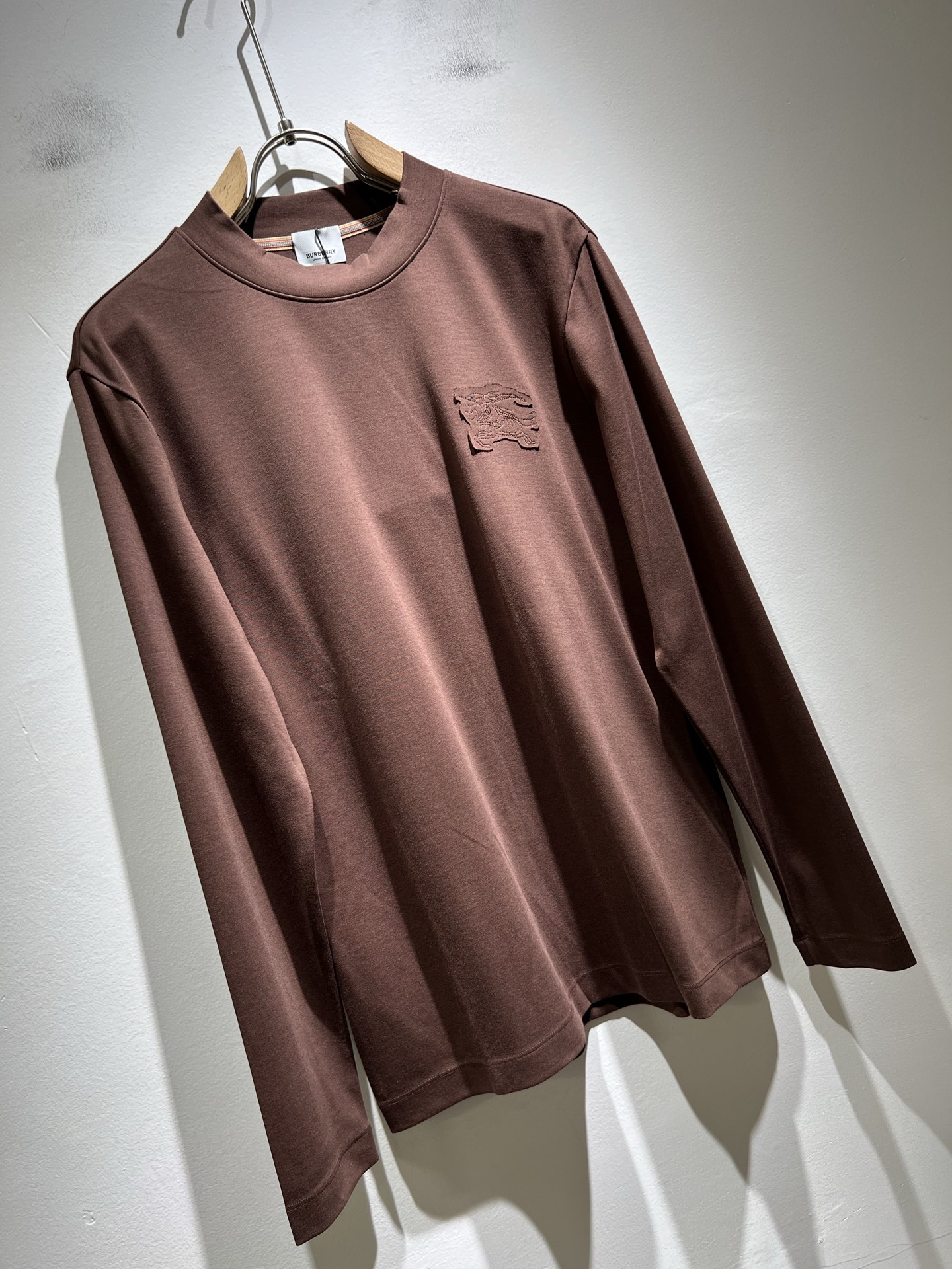  Bur*erry 巴*莉 2025秋冬新款男士打底衫，品牌最新设计元素！既不单调也不复杂,恰到好处的展