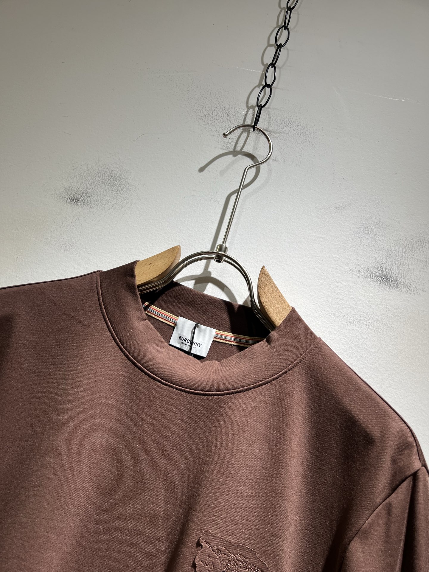  Bur*erry 巴*莉 2025秋冬新款男士打底衫，品牌最新设计元素！既不单调也不复杂,恰到好处的展