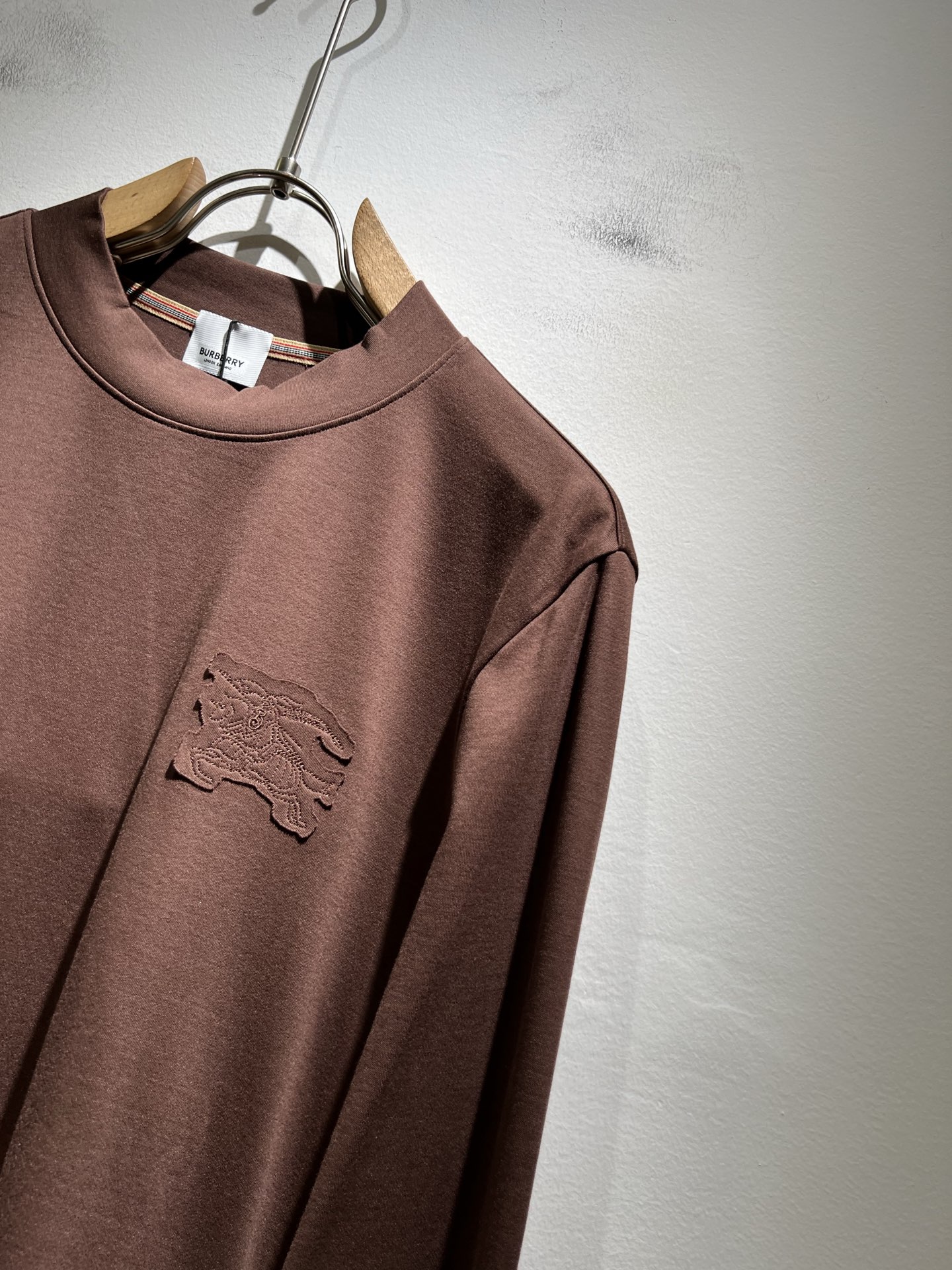  Bur*erry 巴*莉 2025秋冬新款男士打底衫，品牌最新设计元素！既不单调也不复杂,恰到好处的展