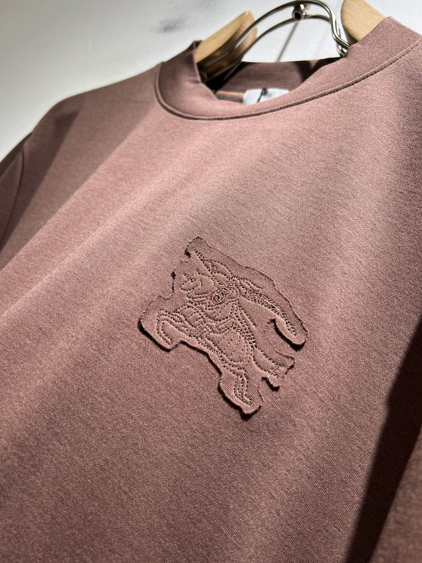  Bur*erry 巴*莉 2025秋冬新款男士打底衫，品牌最新设计元素！既不单调也不复杂,恰到好处的展