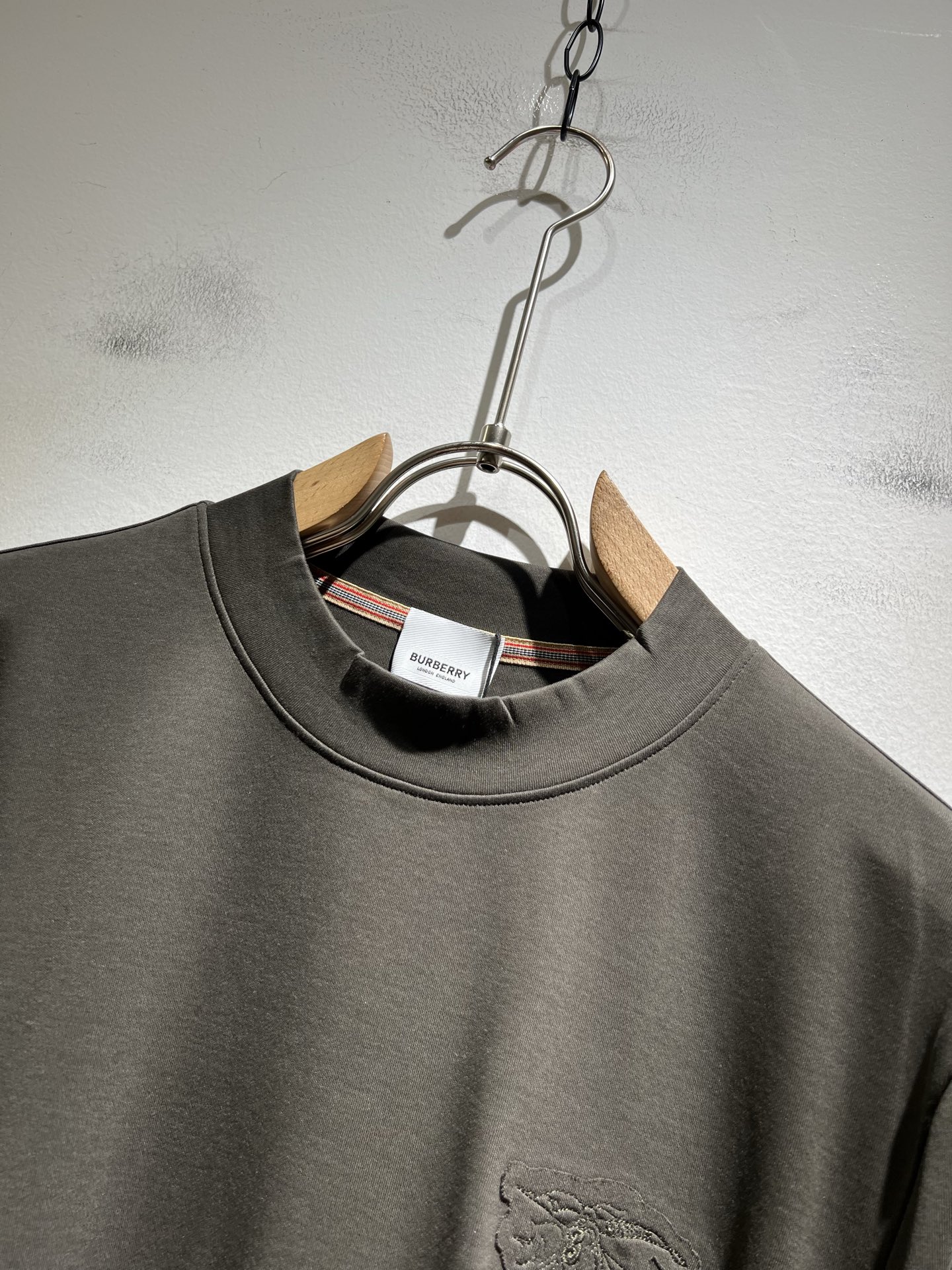  Bur*erry 巴*莉 2025秋冬新款男士打底衫，品牌最新设计元素！既不单调也不复杂,恰到好处的展