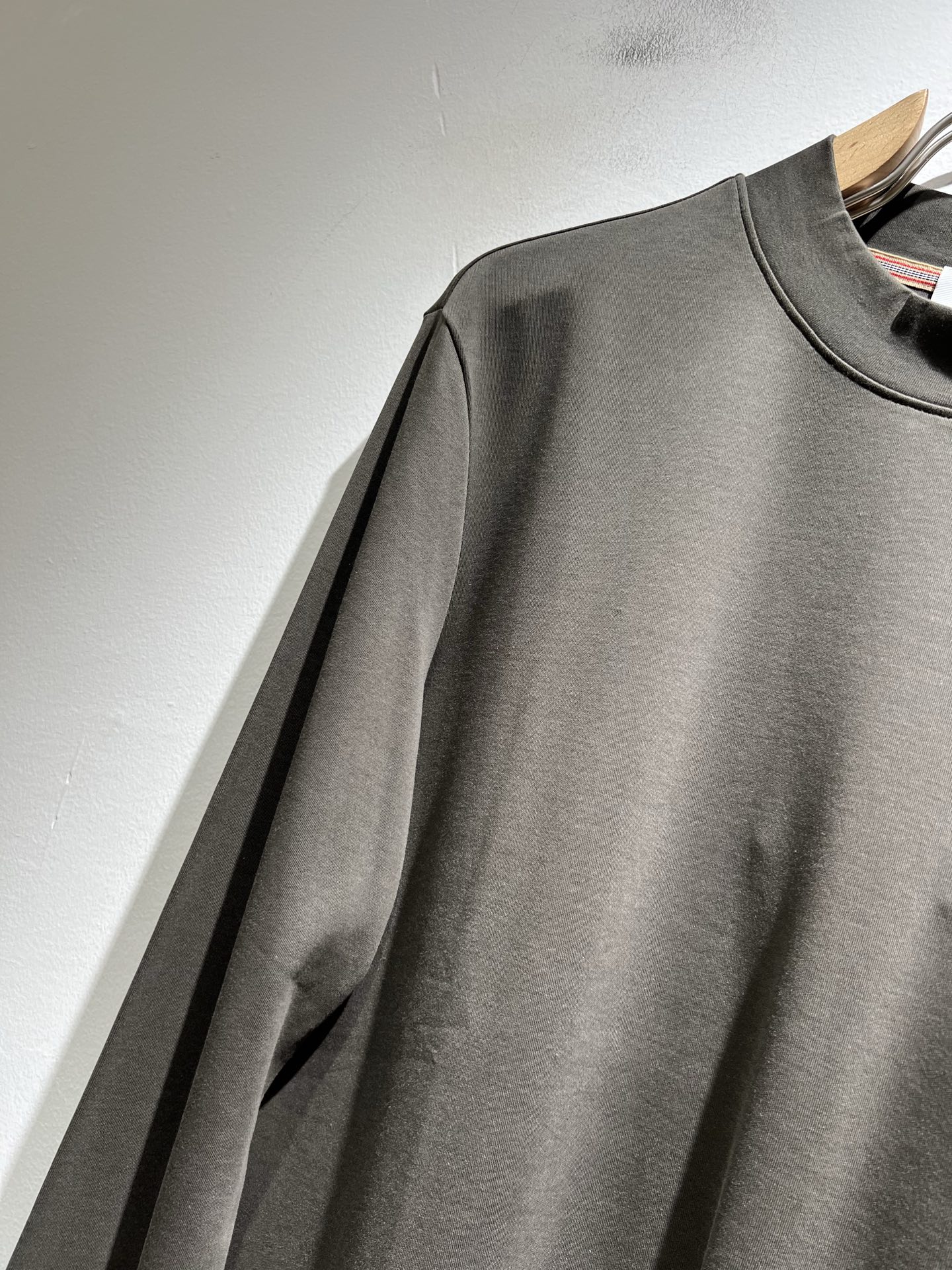  Bur*erry 巴*莉 2025秋冬新款男士打底衫，品牌最新设计元素！既不单调也不复杂,恰到好处的展