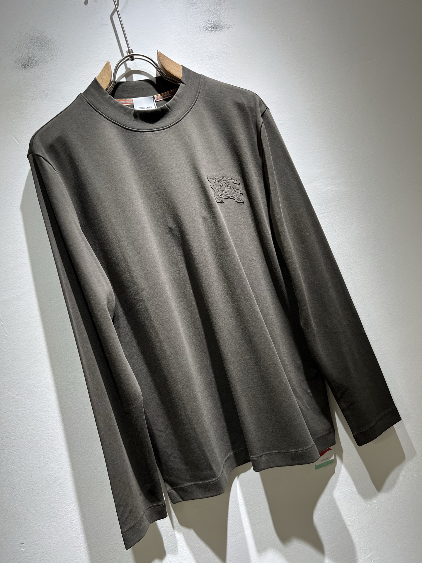  Bur*erry 巴*莉 2025秋冬新款男士打底衫，品牌最新设计元素！既不单调也不复杂,恰到好处的展