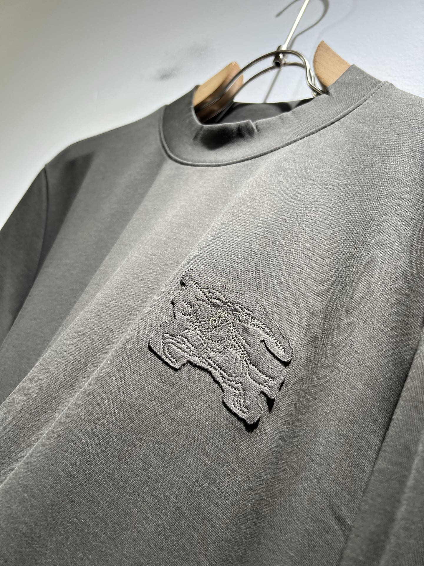  Bur*erry 巴*莉 2025秋冬新款男士打底衫，品牌最新设计元素！既不单调也不复杂,恰到好处的展