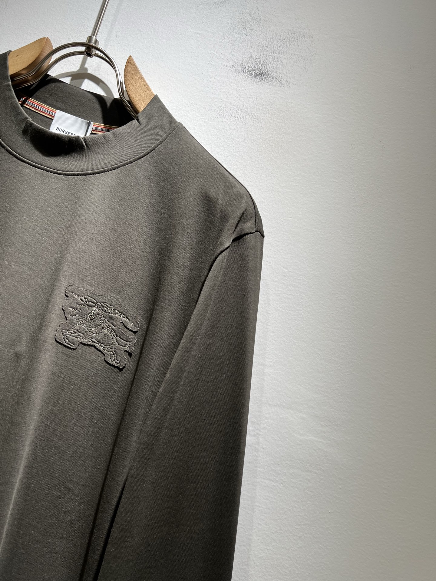  Bur*erry 巴*莉 2025秋冬新款男士打底衫，品牌最新设计元素！既不单调也不复杂,恰到好处的展