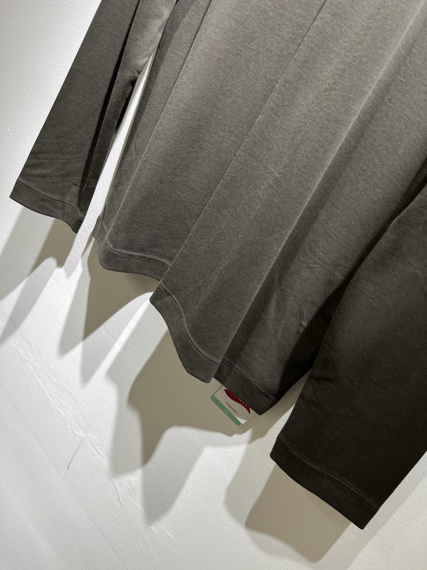  Bur*erry 巴*莉 2025秋冬新款男士打底衫，品牌最新设计元素！既不单调也不复杂,恰到好处的展