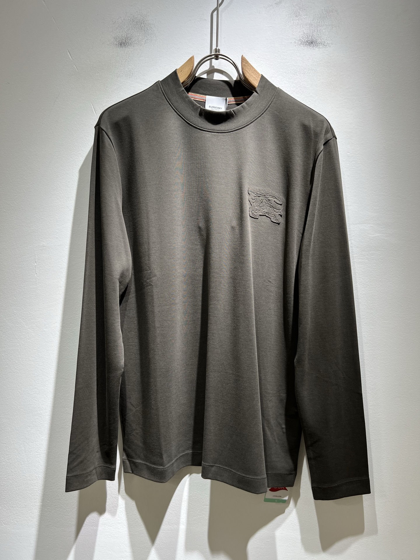  Bur*erry 巴*莉 2025秋冬新款男士打底衫，品牌最新设计元素！既不单调也不复杂,恰到好处的展