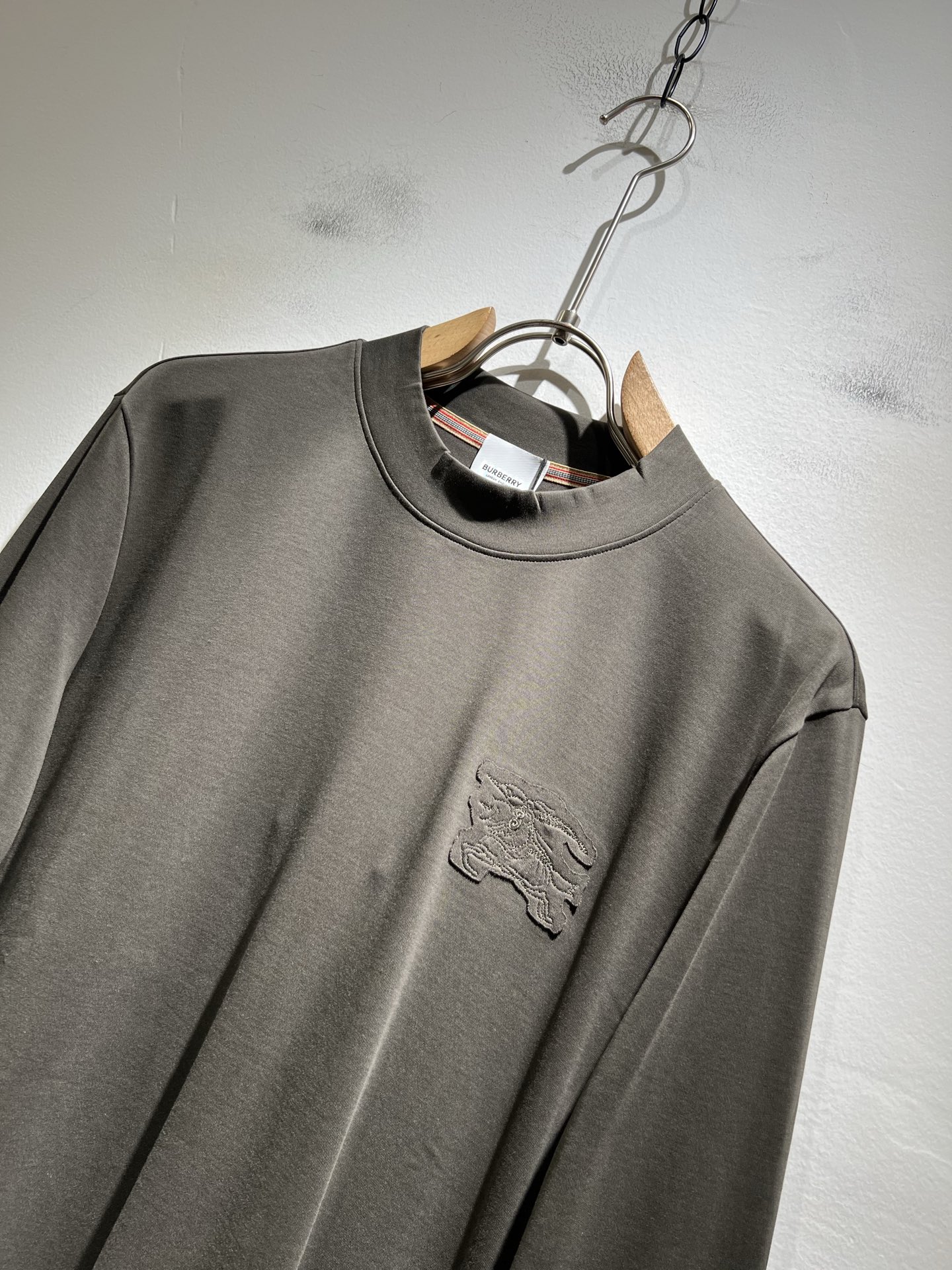  Bur*erry 巴*莉 2025秋冬新款男士打底衫，品牌最新设计元素！既不单调也不复杂,恰到好处的展