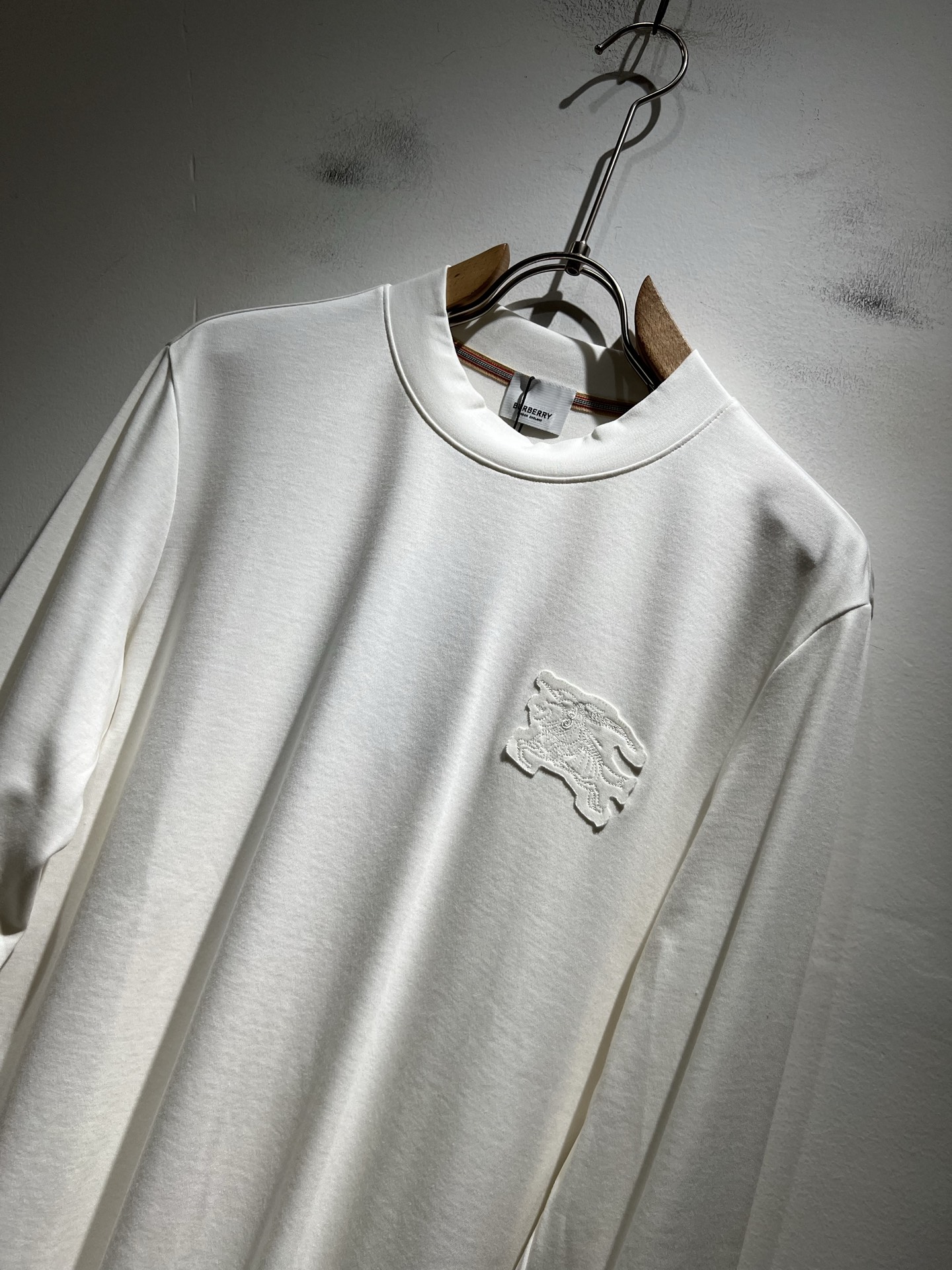  Bur*erry 巴*莉 2025秋冬新款男士打底衫，品牌最新设计元素！既不单调也不复杂,恰到好处的展