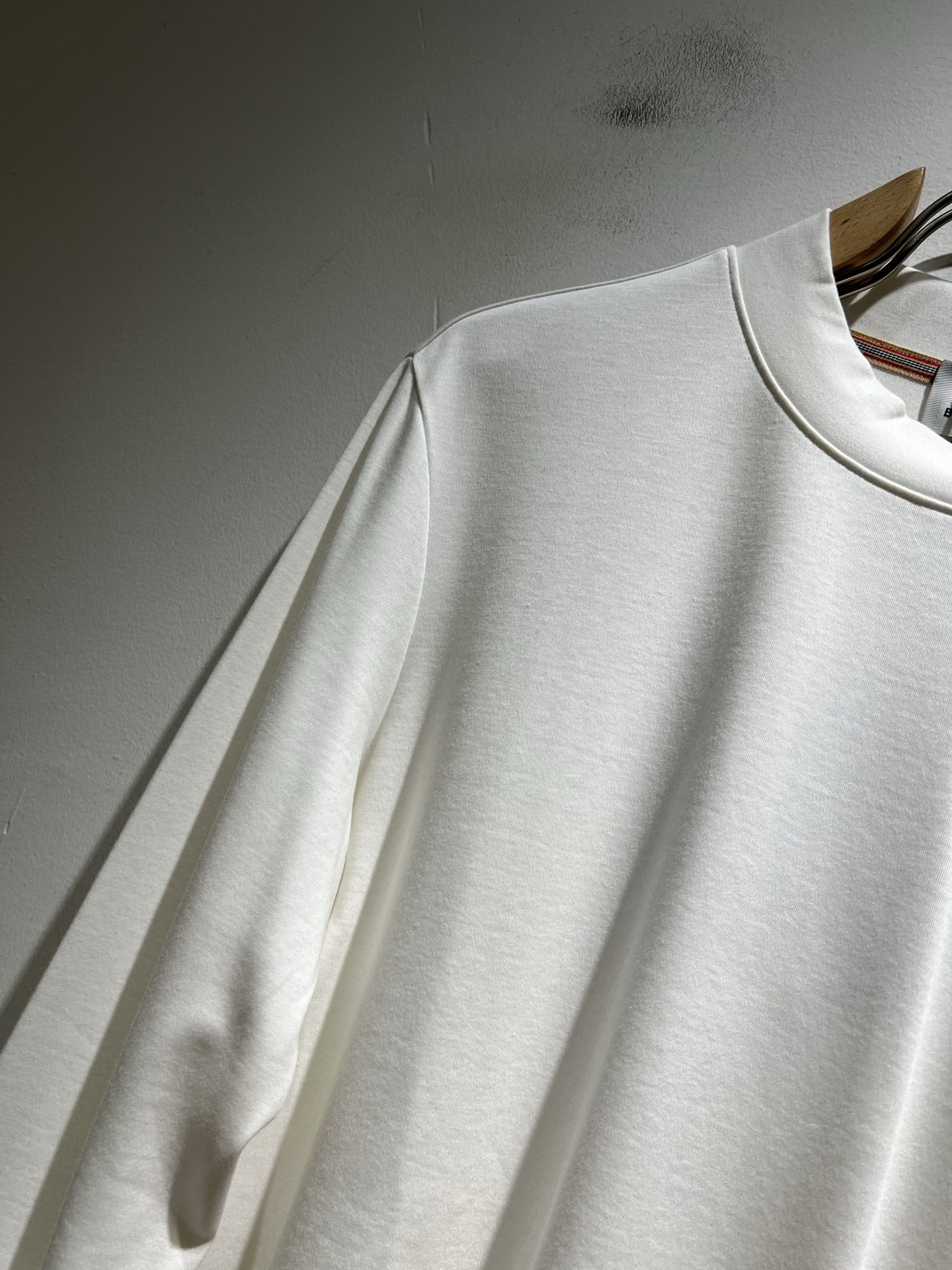  Bur*erry 巴*莉 2025秋冬新款男士打底衫，品牌最新设计元素！既不单调也不复杂,恰到好处的展