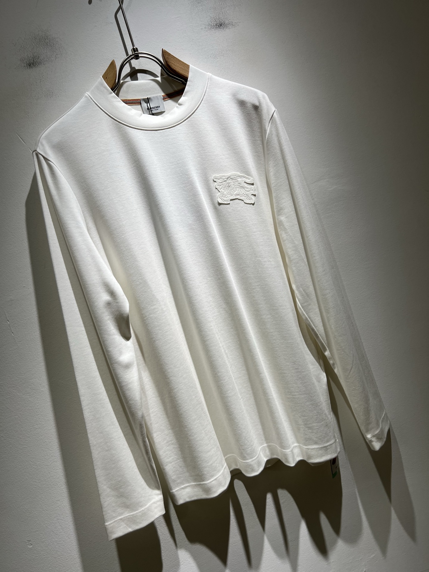  Bur*erry 巴*莉 2025秋冬新款男士打底衫，品牌最新设计元素！既不单调也不复杂,恰到好处的展