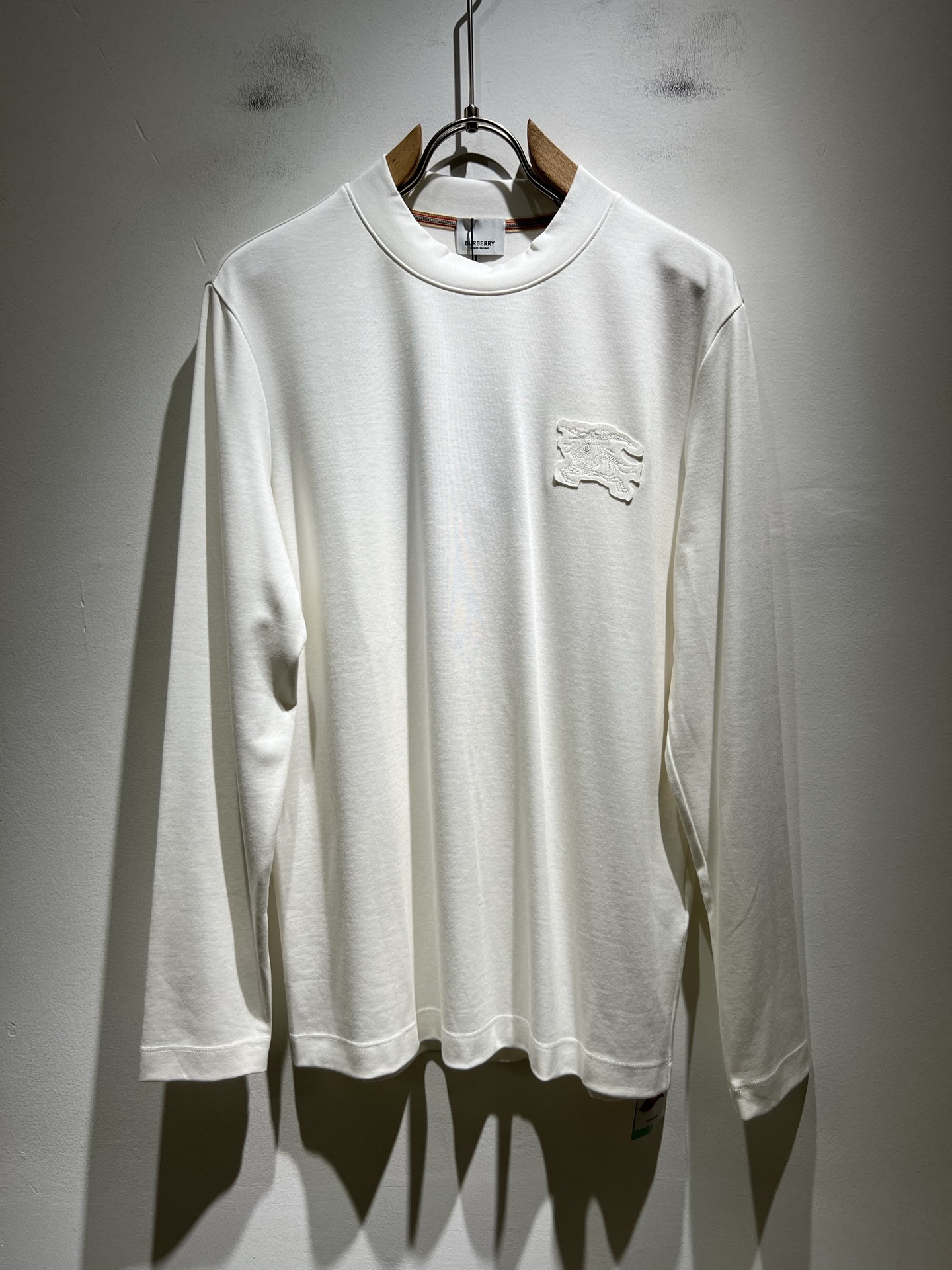  Bur*erry 巴*莉 2025秋冬新款男士打底衫，品牌最新设计元素！既不单调也不复杂,恰到好处的展