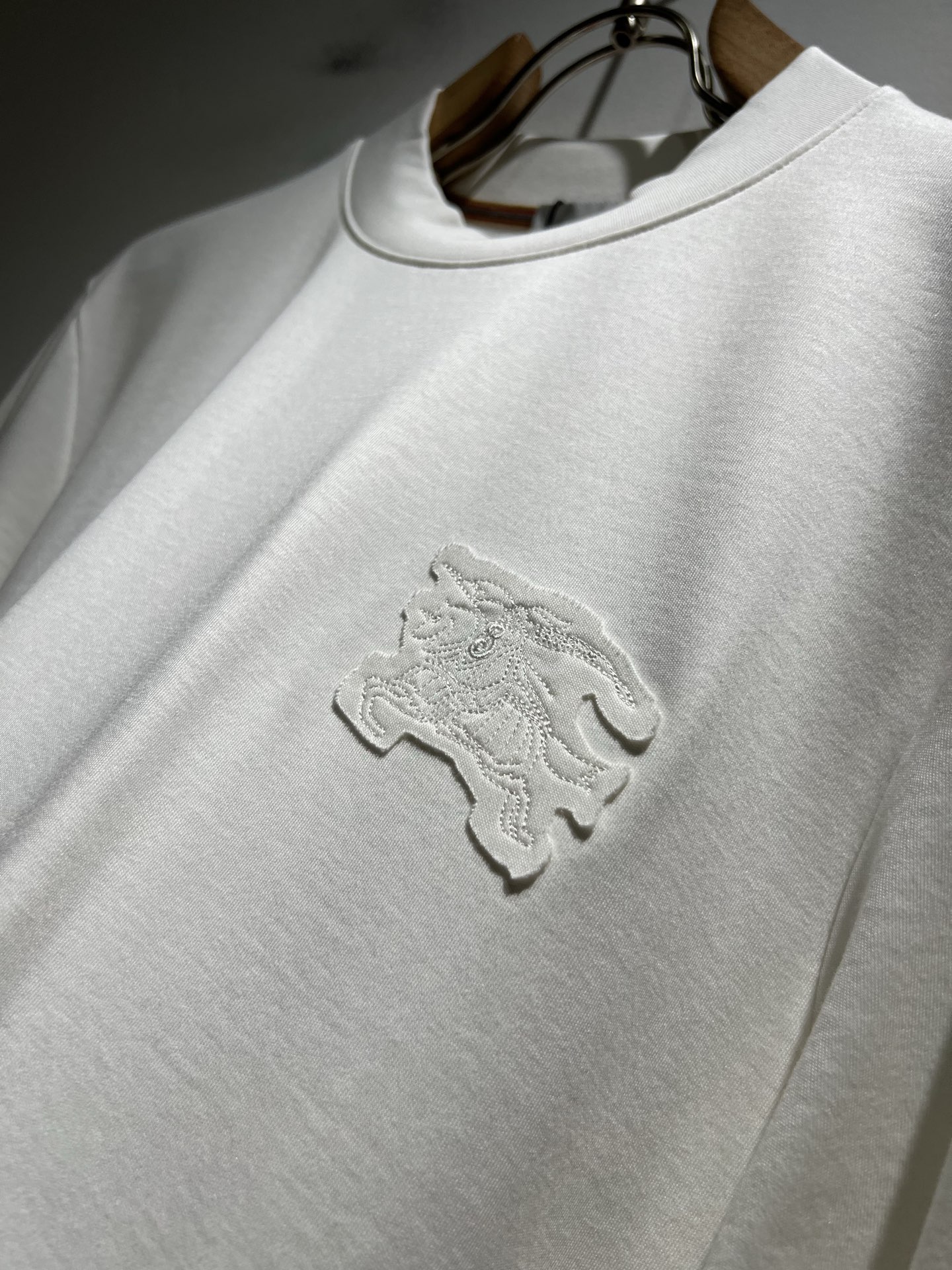  Bur*erry 巴*莉 2025秋冬新款男士打底衫，品牌最新设计元素！既不单调也不复杂,恰到好处的展