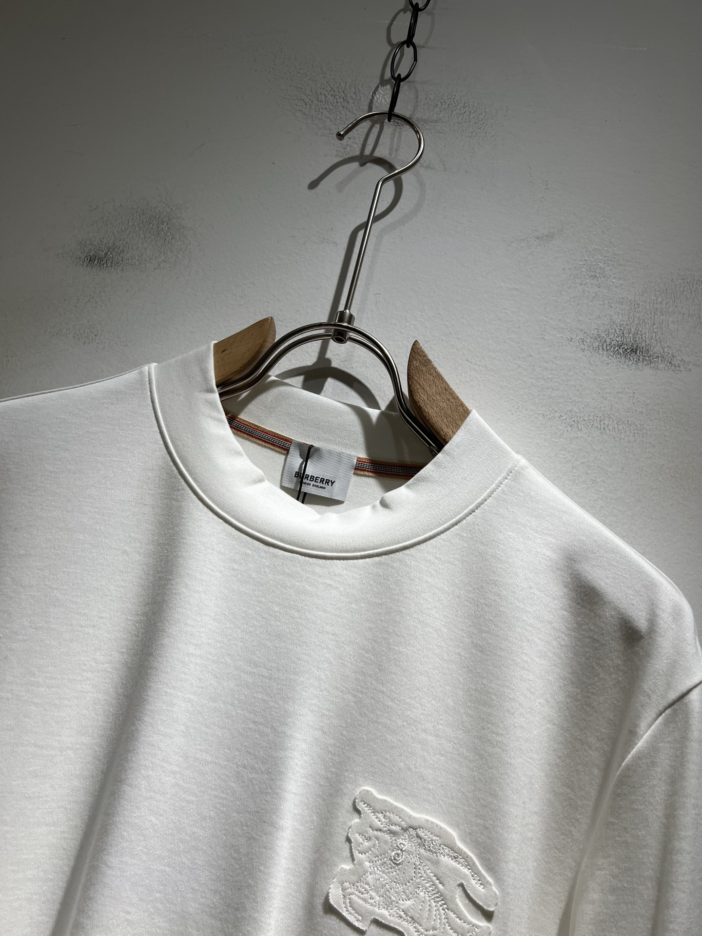  Bur*erry 巴*莉 2025秋冬新款男士打底衫，品牌最新设计元素！既不单调也不复杂,恰到好处的展